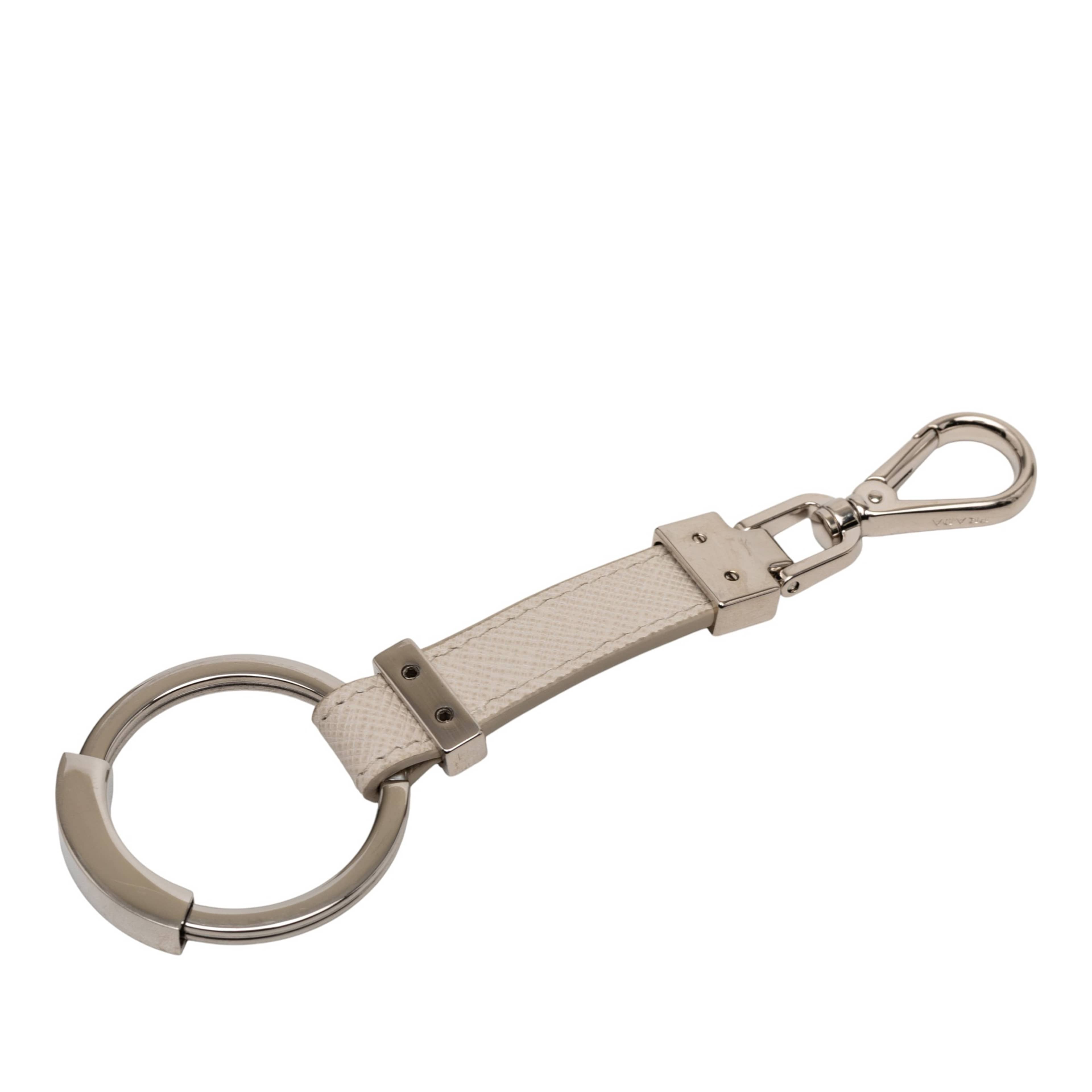 Prada Saffiano Logo Key Holder, från Luxclusif, i färgen light gray. Klicka för att öppna bilden i stort format