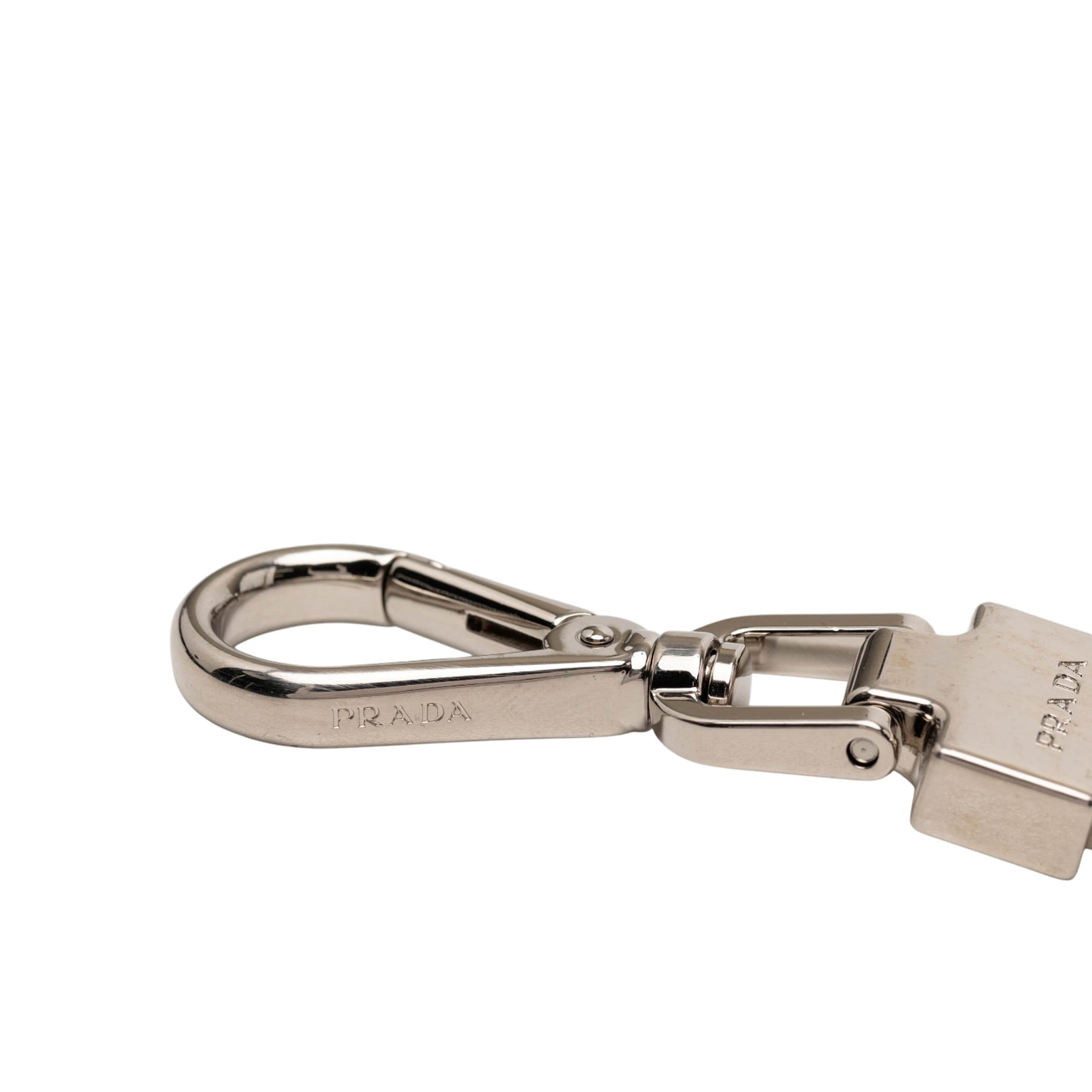 Prada Saffiano Logo Key Holder, från Luxclusif, i färgen grå. Klicka för att öppna bilden i stort format