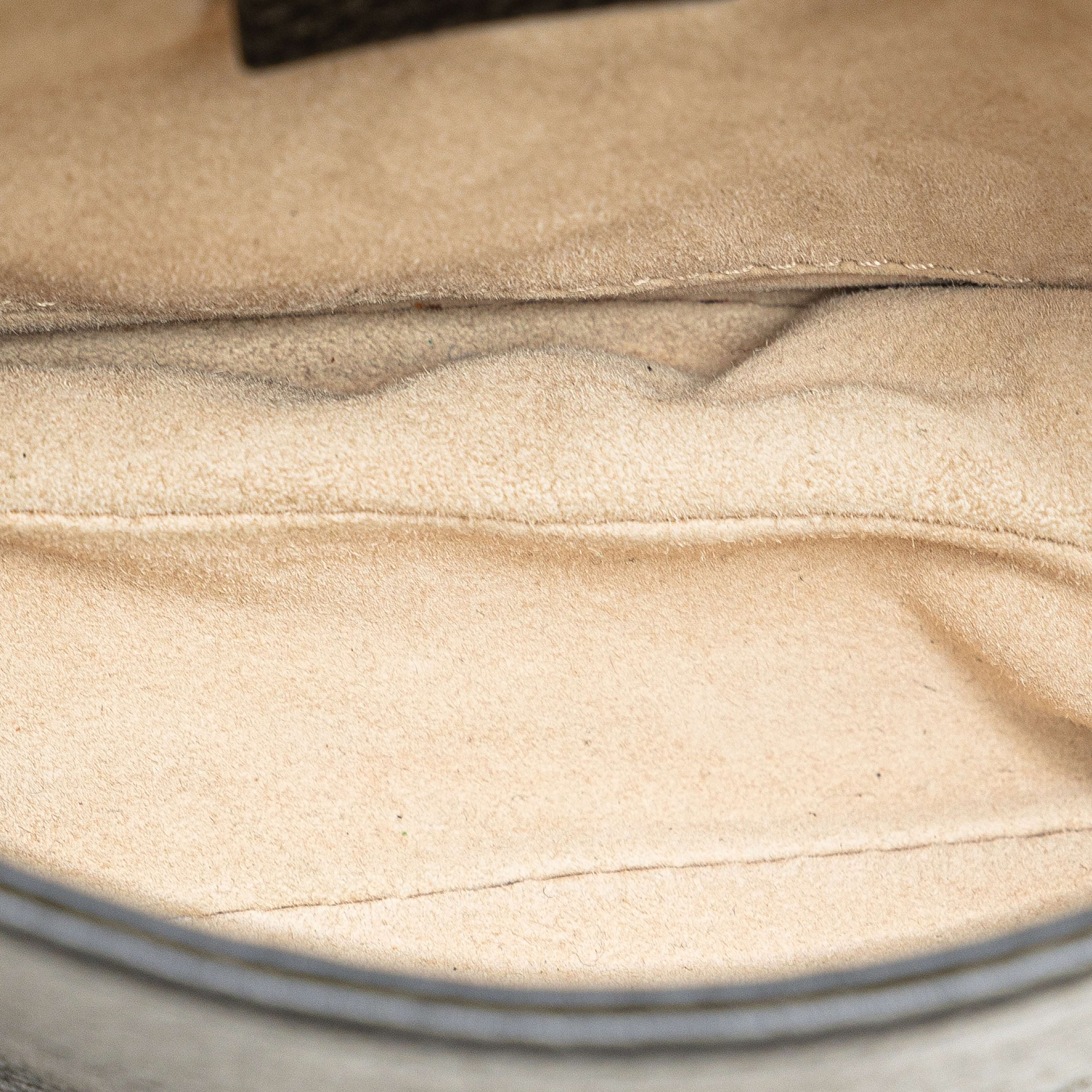 Gucci Small Leather 1973 Chain Crossbody, från Luxclusif, i färgen black. Klicka för att öppna bilden i stort format