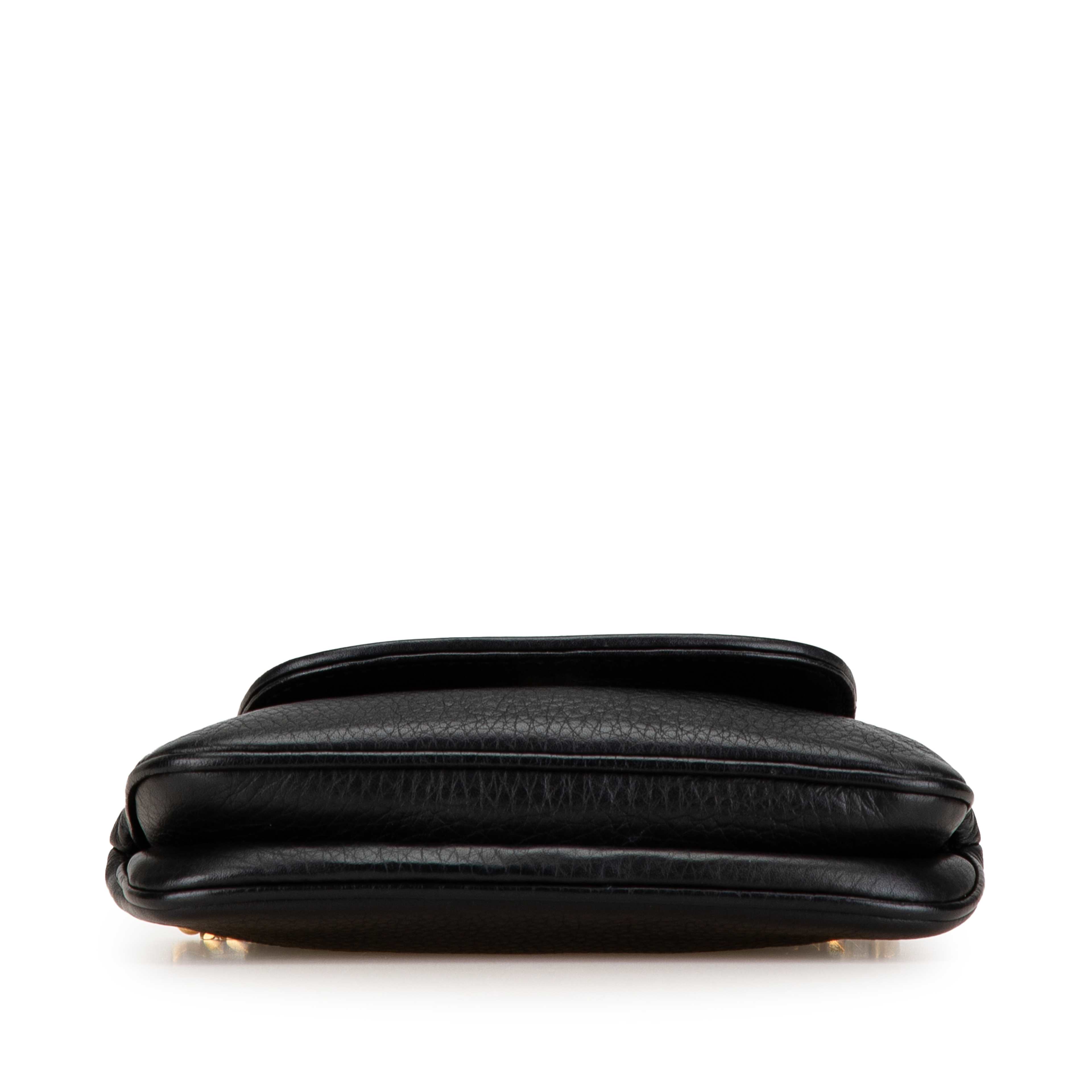 Gucci Small Leather 1973 Chain Crossbody, från Luxclusif, i färgen black. Klicka för att öppna bilden i stort format