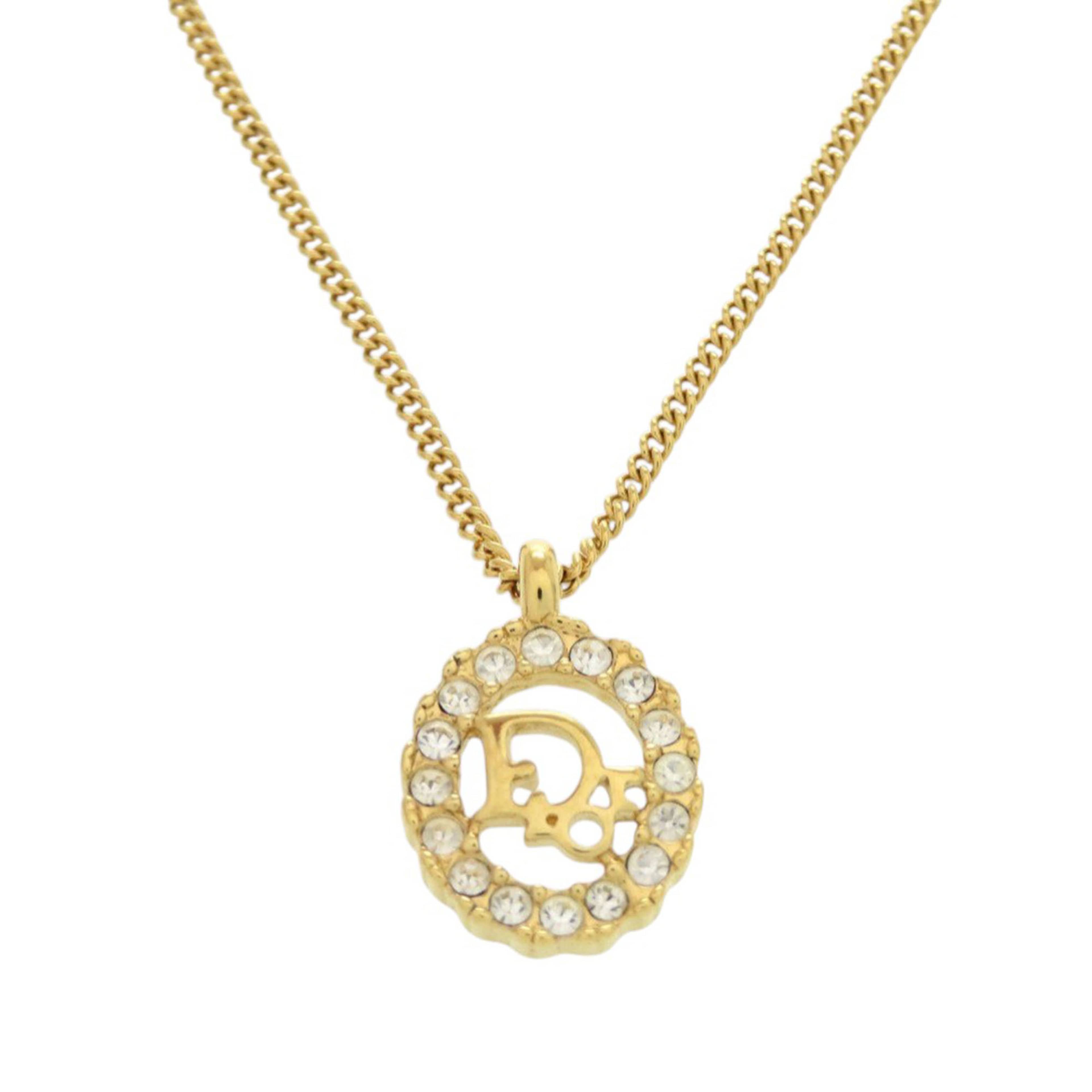 Dior Gold Plated Logo Rhinestones Pendant Necklace, från Luxclusif, i färgen gold. Klicka för att öppna bilden i stort format