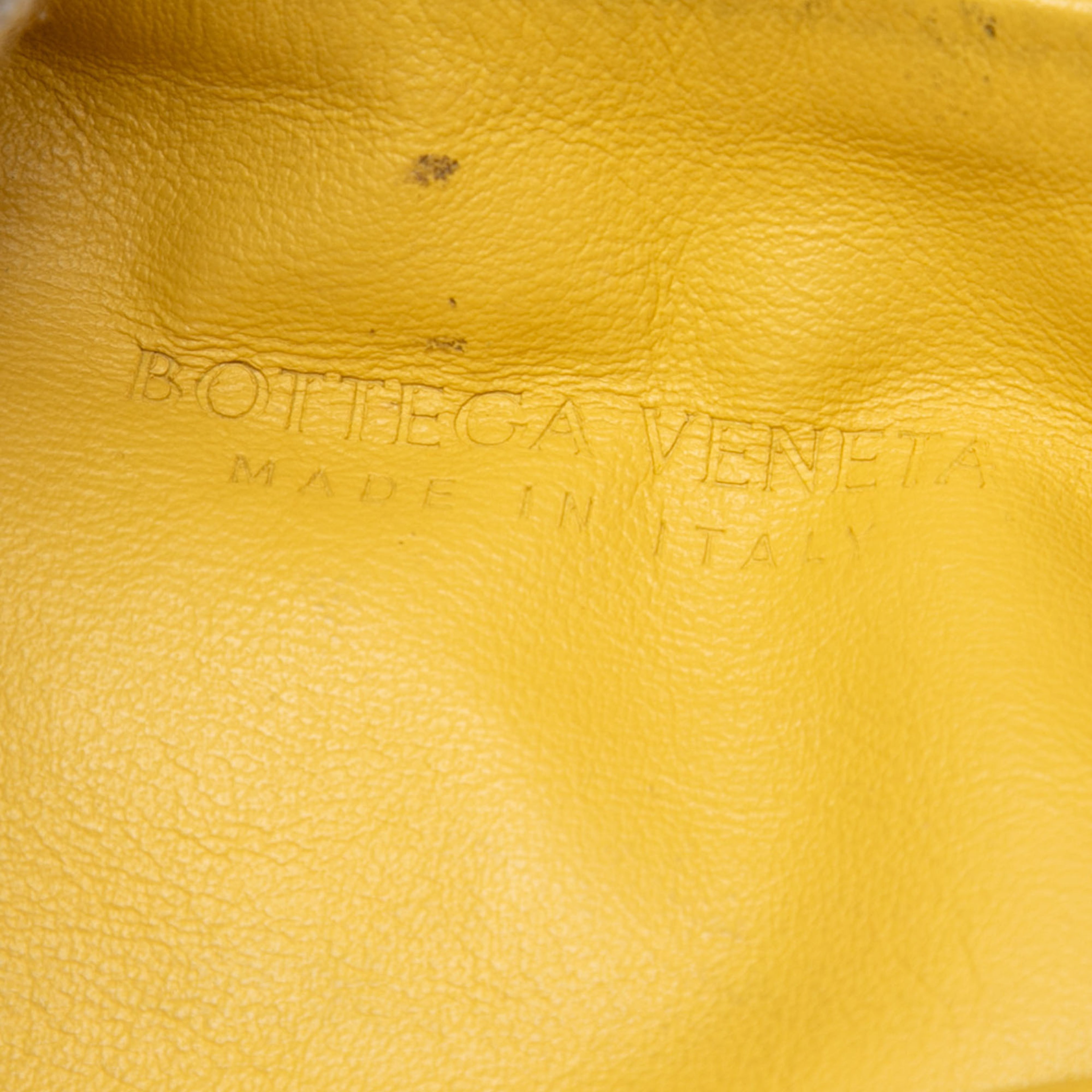 Bottega Veneta Mini Nappa Intrecciato Jodie, från Luxclusif, i färgen gul. Klicka för att öppna bilden i stort format