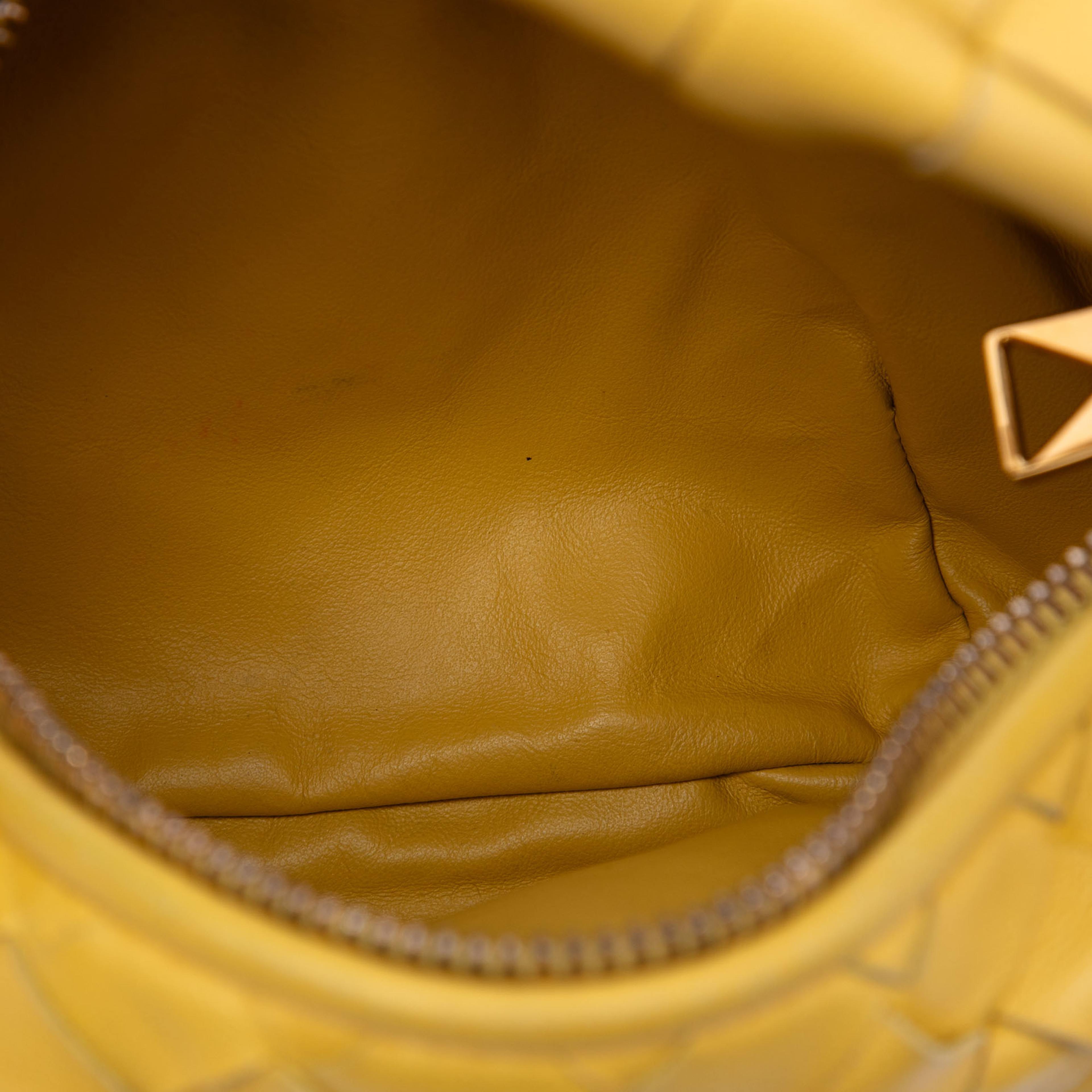 Bottega Veneta Mini Nappa Intrecciato Jodie, från Luxclusif, i färgen gul. Klicka för att öppna bilden i stort format