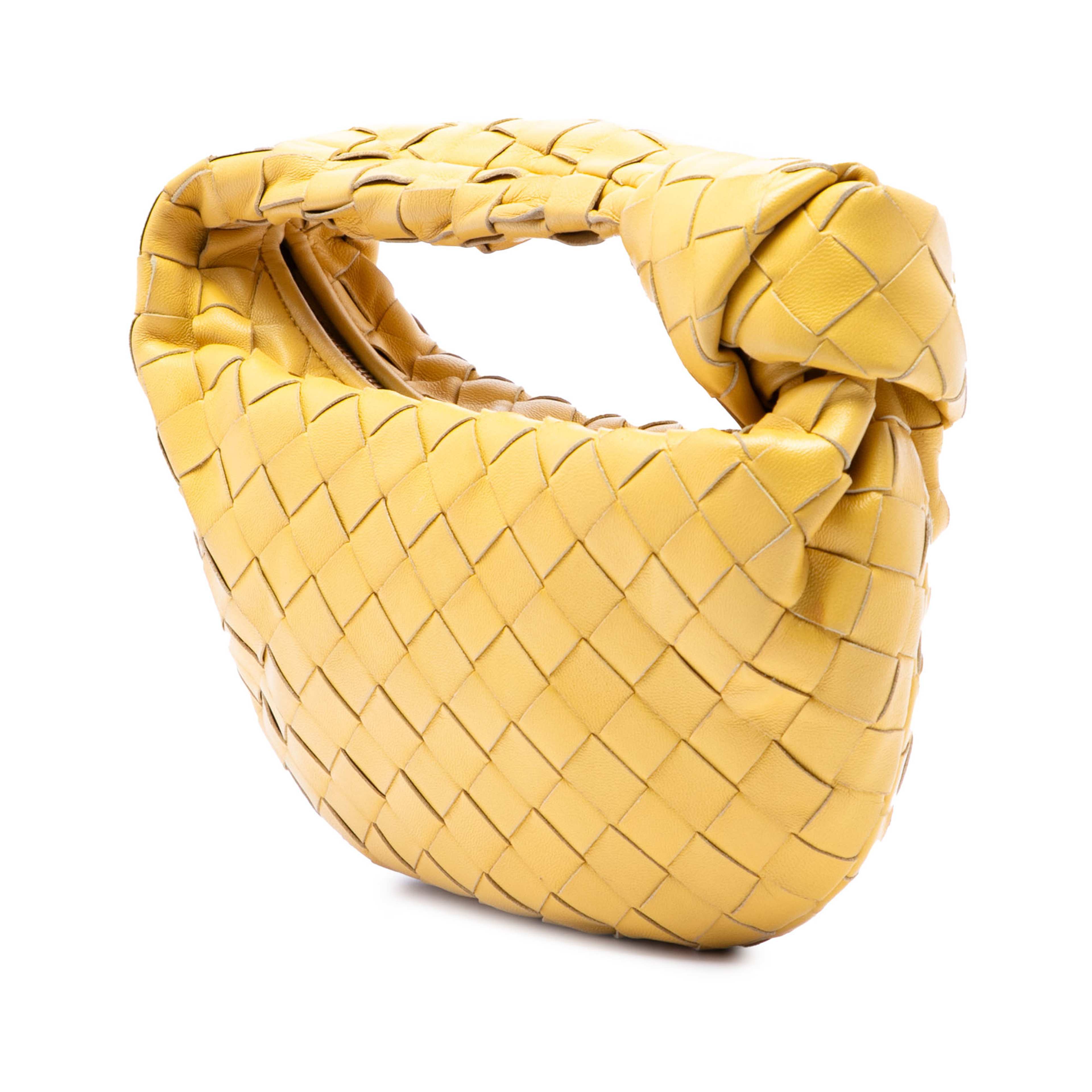Bottega Veneta Mini Nappa Intrecciato Jodie, från Luxclusif, i färgen gul. Klicka för att öppna bilden i stort format