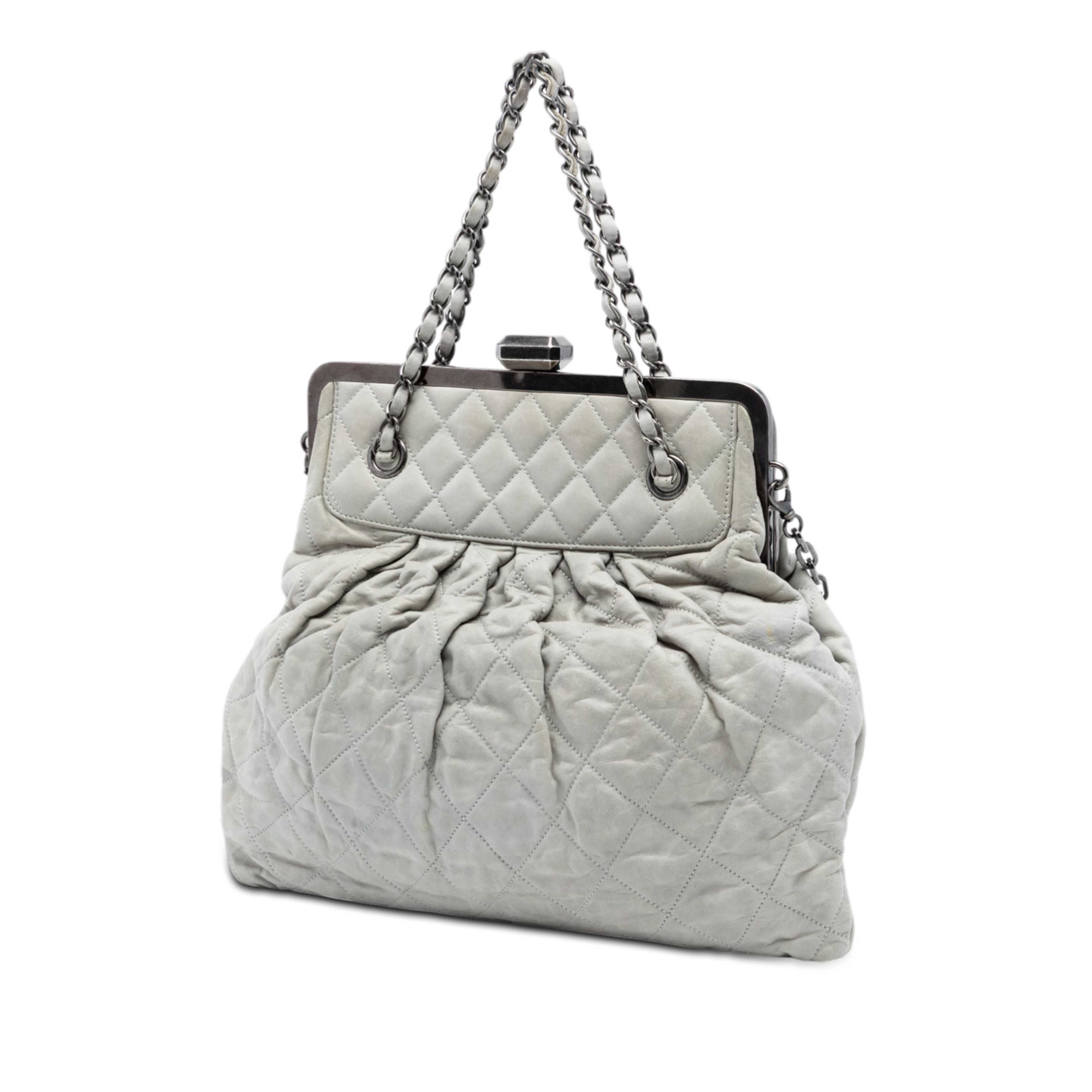 Chanel Iridescent Calfskin Chic Quilt Frame Satchel, från Luxclusif, i färgen grå. Klicka för att öppna bilden i stort format