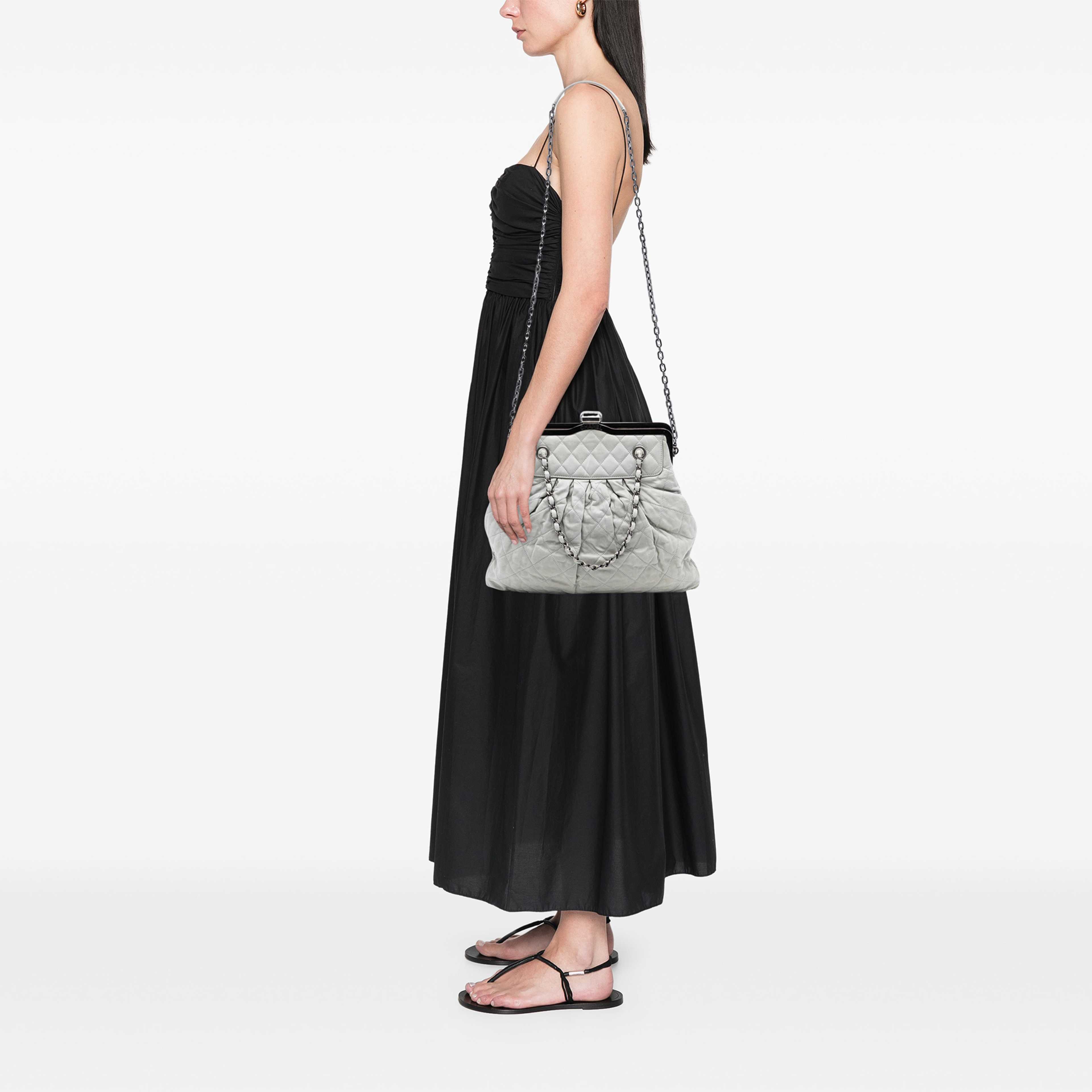 Chanel Iridescent Calfskin Chic Quilt Frame Satchel, från Luxclusif, i färgen grå. Klicka för att öppna bilden i stort format
