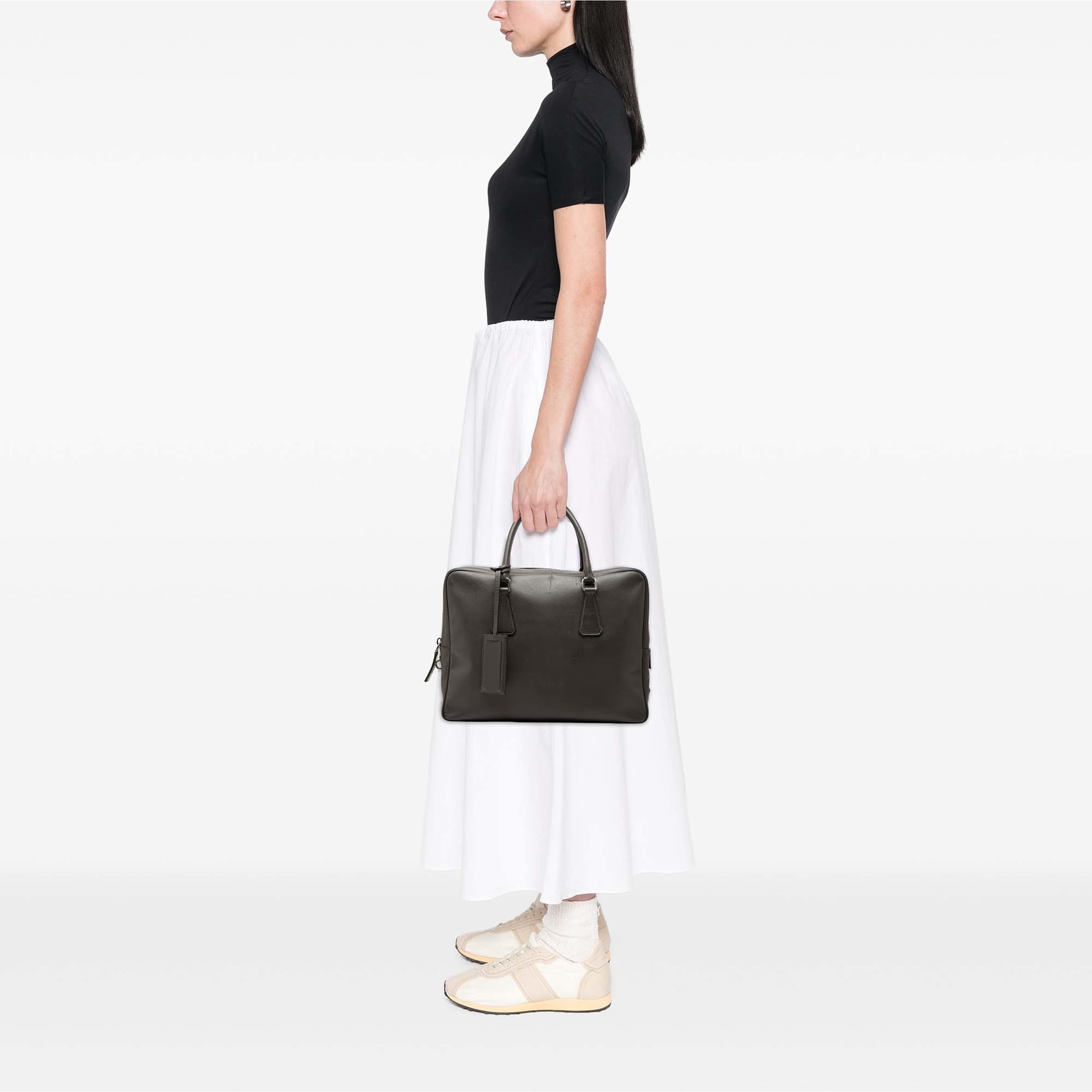 Prada Saffiano Business Bag, från Luxclusif, i färgen grå. Klicka för att öppna bilden i stort format