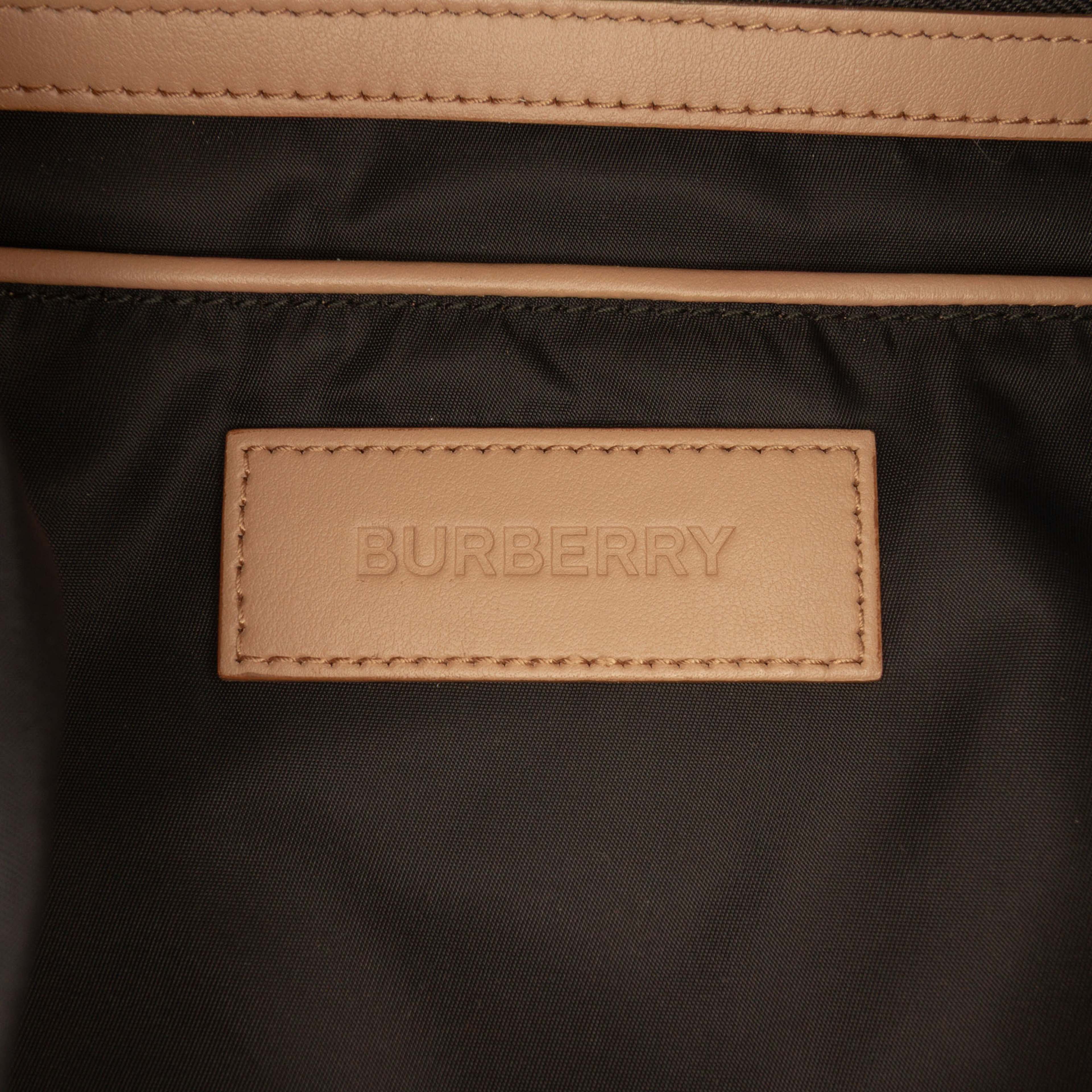 Burberry Medium Tb Monogram Nylon Backpack, från Luxclusif, i färgen brun. Klicka för att öppna bilden i stort format