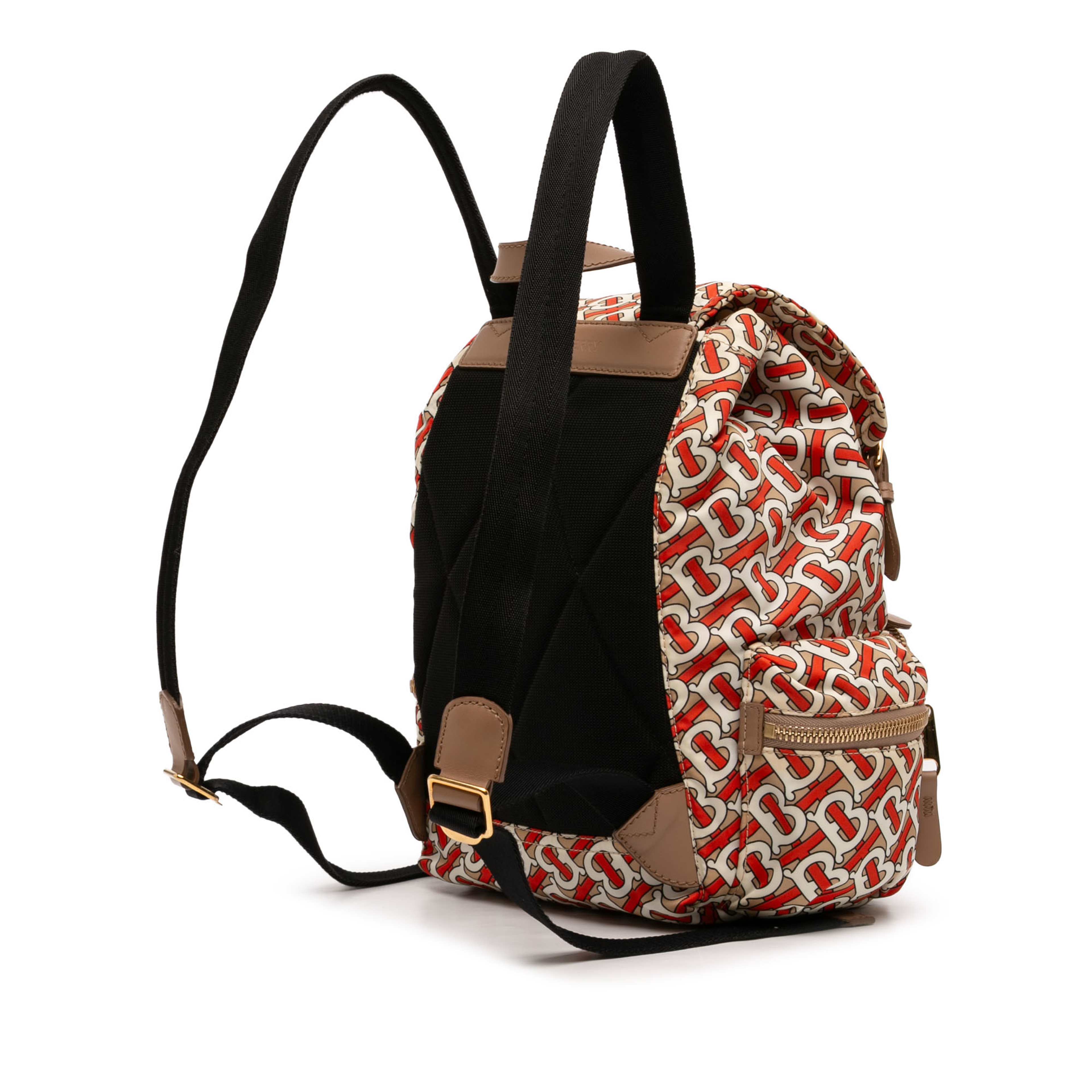 Burberry Medium Tb Monogram Nylon Backpack, från Luxclusif, i färgen brun. Klicka för att öppna bilden i stort format