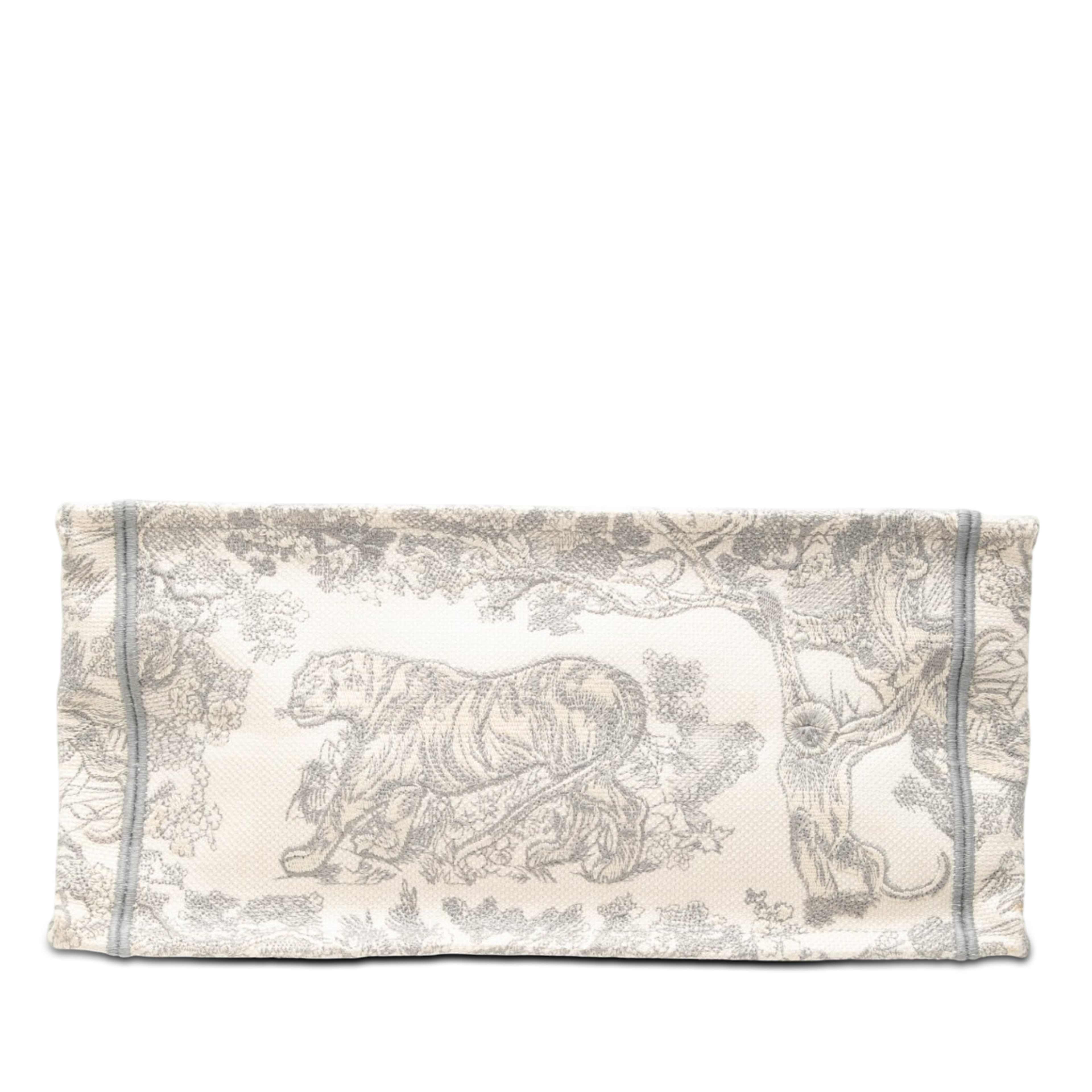 Dior Medium Canvas Embroidered Dioriviera Toile De Jouy Book Tote, från Luxclusif, i färgen grå. Klicka för att öppna bilden i stort format