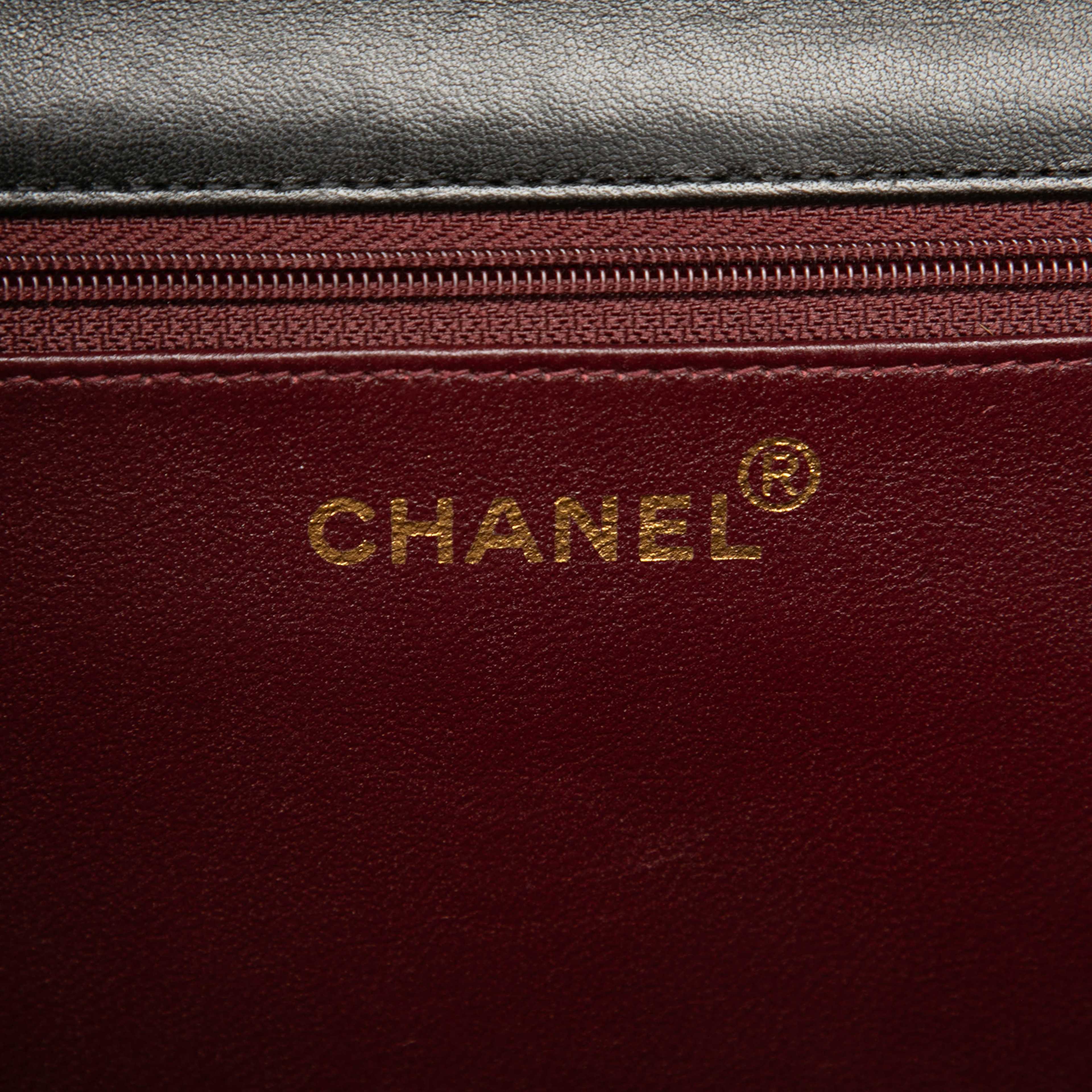 Chanel Medium Cc Quilted Lambskin Single Flap, från Luxclusif, i färgen black. Klicka för att öppna bilden i stort format