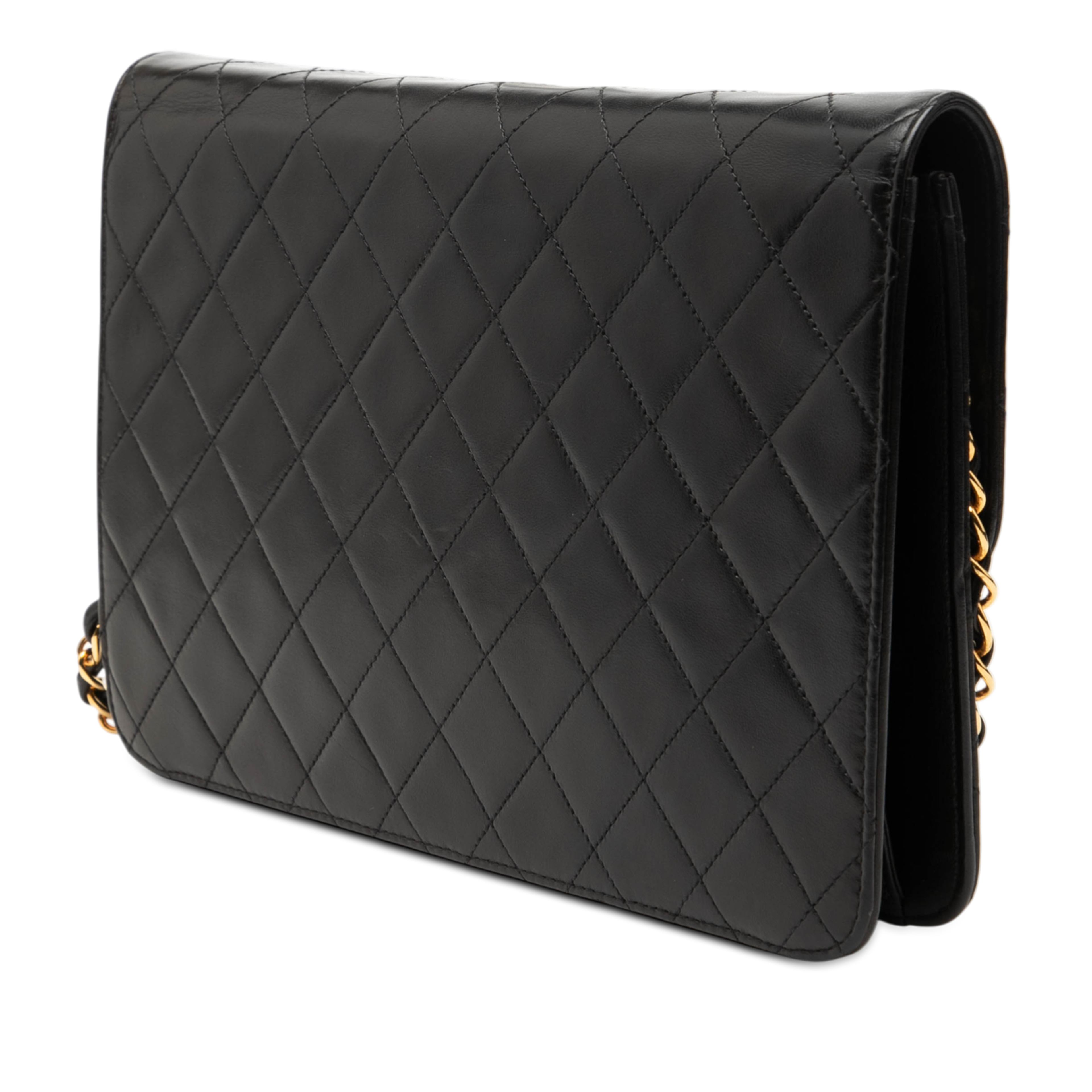 Chanel Medium Cc Quilted Lambskin Single Flap, från Luxclusif, i färgen black. Klicka för att öppna bilden i stort format