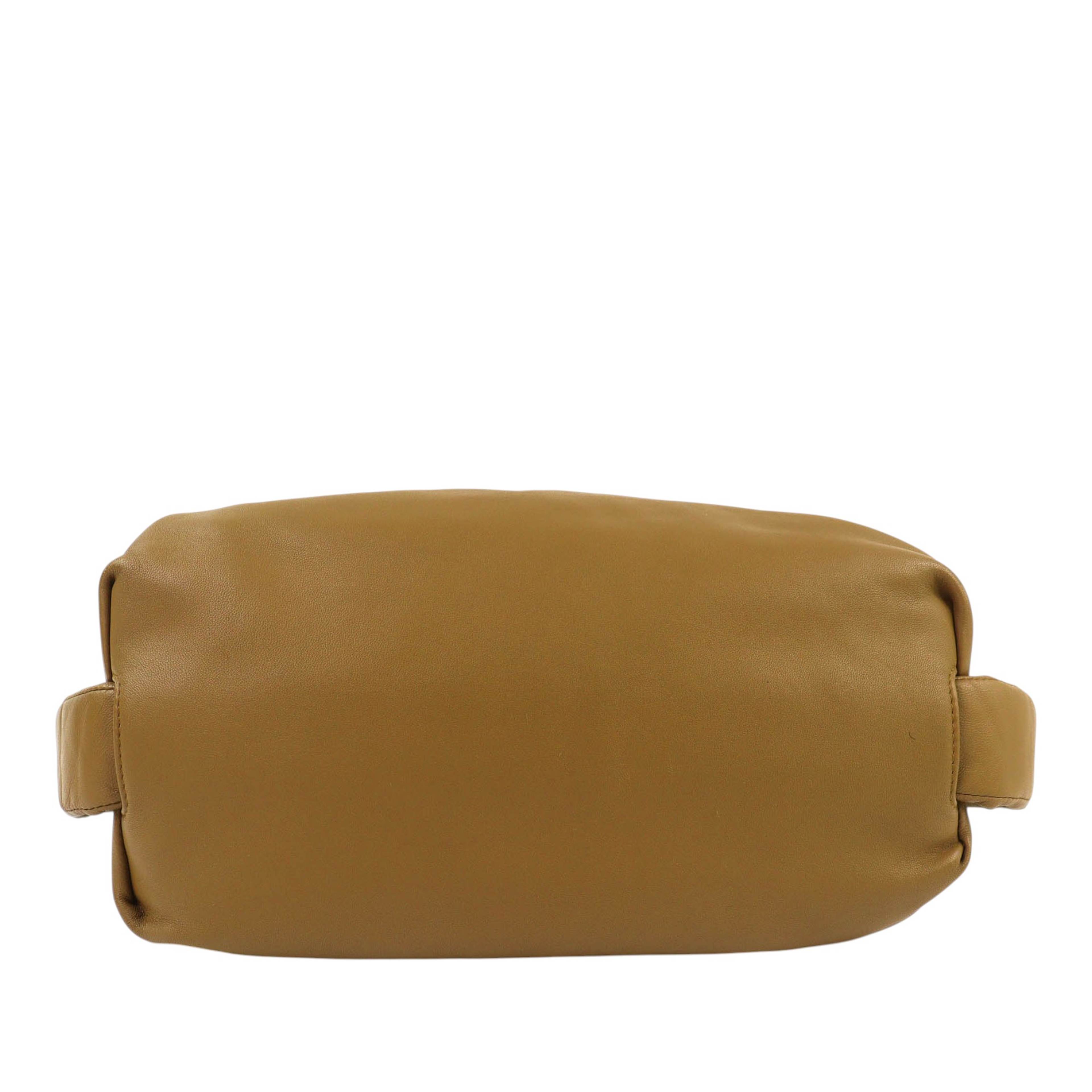 Bottega Veneta Lambskin The Body Pouch Crossbody, från Luxclusif, i färgen brun. Klicka för att öppna bilden i stort format