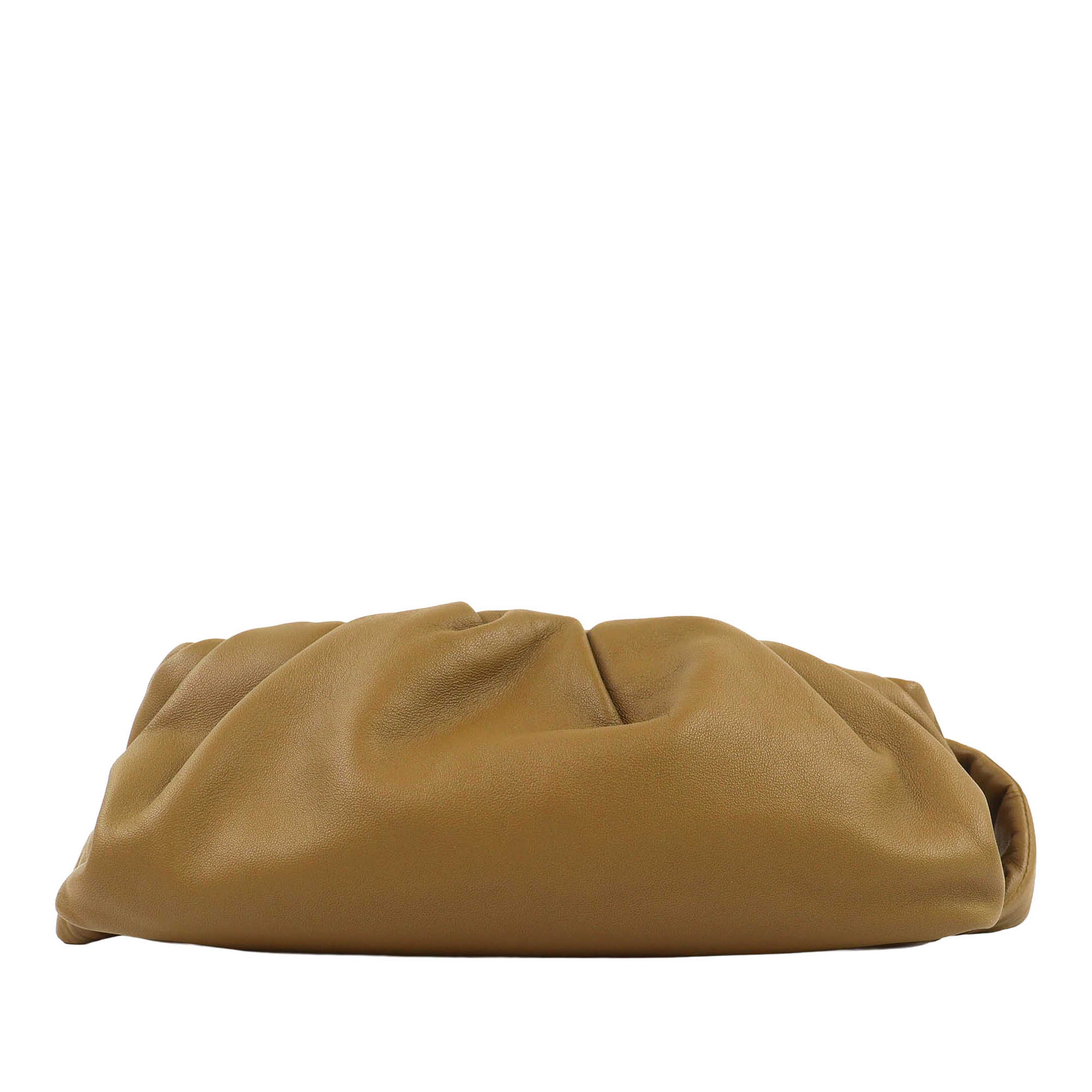 Bottega Veneta Lambskin The Body Pouch Crossbody, från Luxclusif, i färgen brun. Klicka för att öppna bilden i stort format