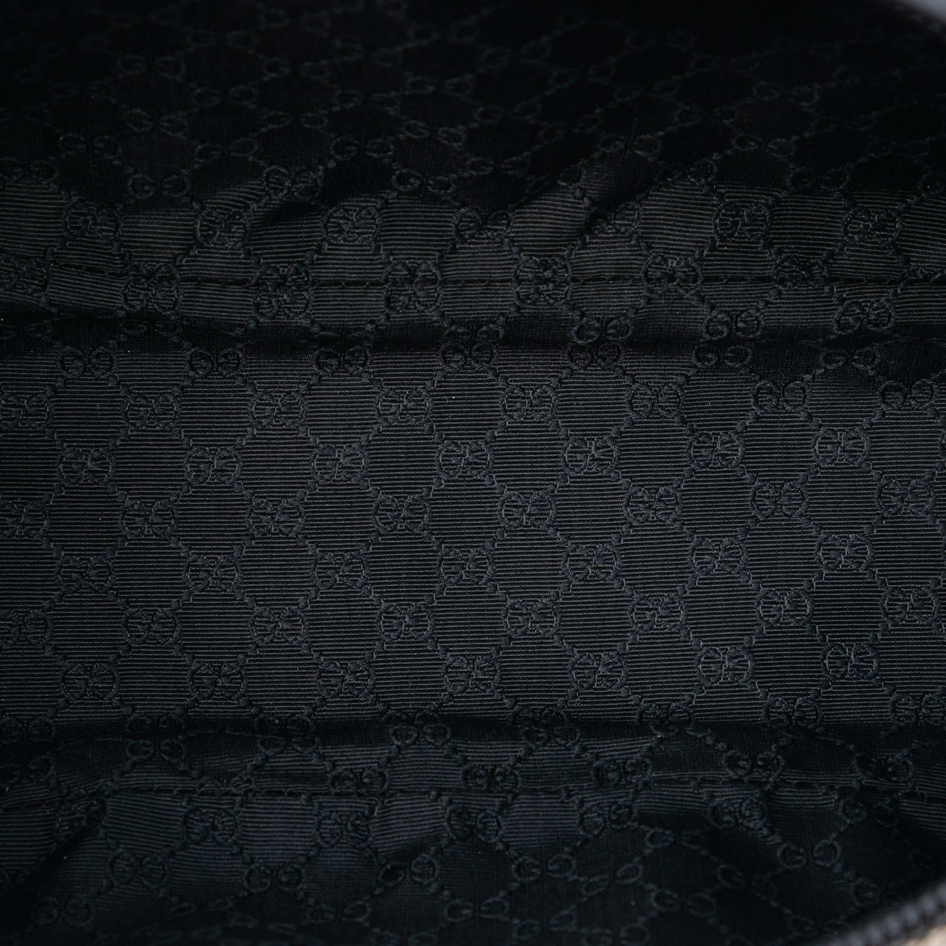 Gucci Canvas Boat, från Luxclusif, i färgen beige. Klicka för att öppna bilden i stort format