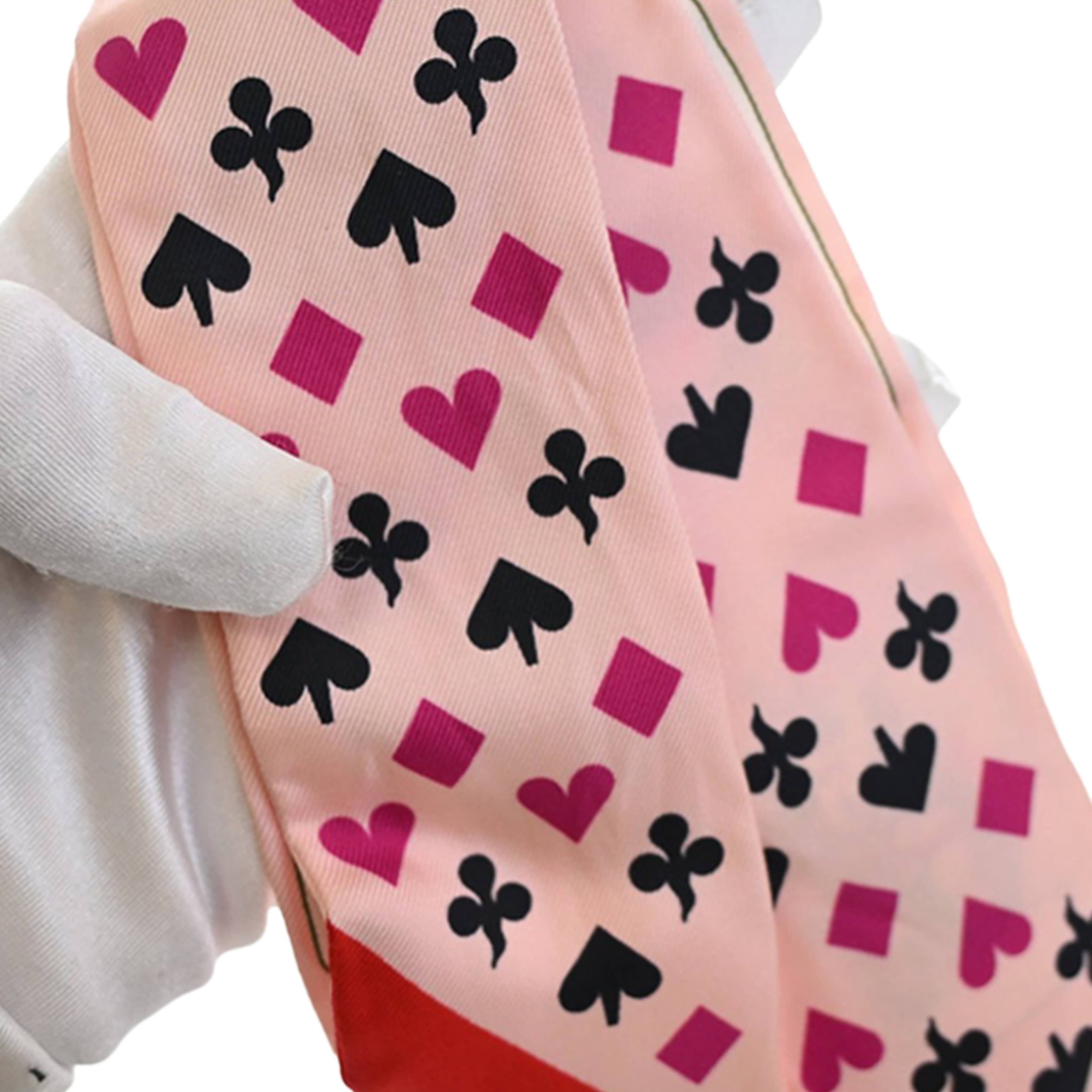 Hermès Jeu De Cartes Silk Twilly Scarf, från Luxclusif, i färgen light pink. Klicka för att öppna bilden i stort format