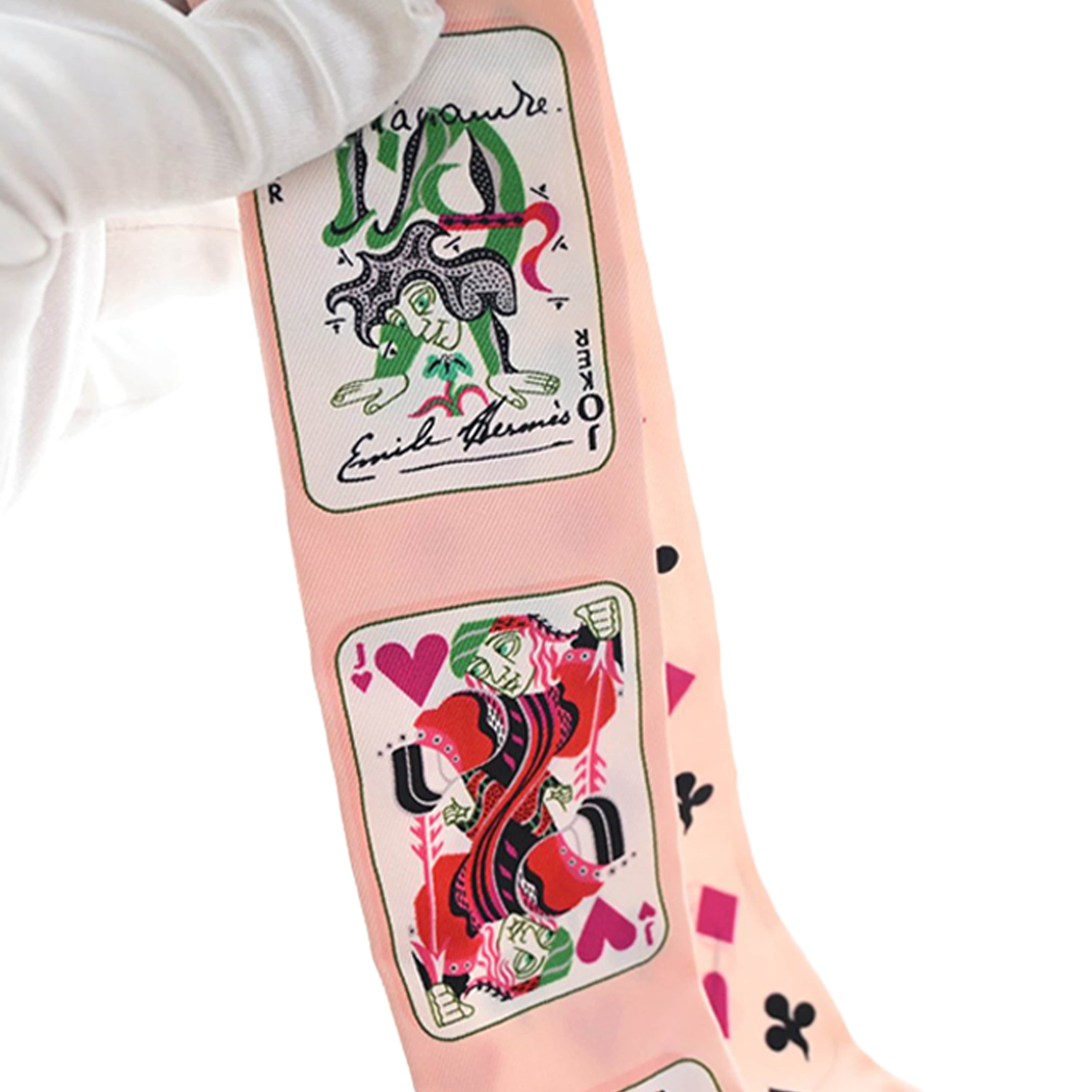 Hermès Jeu De Cartes Silk Twilly Scarf, från Luxclusif, i färgen light pink. Klicka för att öppna bilden i stort format