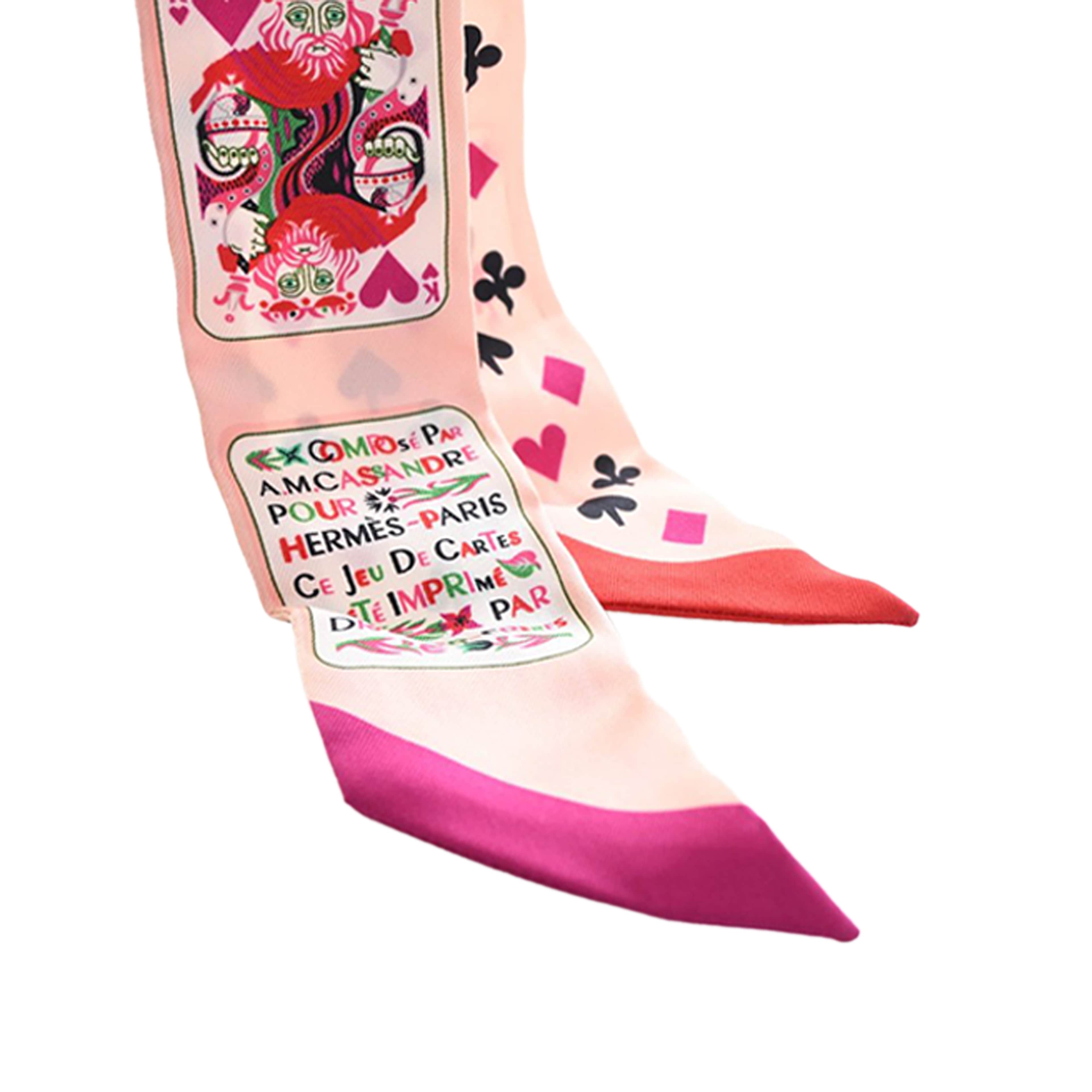 Hermès Jeu De Cartes Silk Twilly Scarf, från Luxclusif, i färgen light pink. Klicka för att öppna bilden i stort format