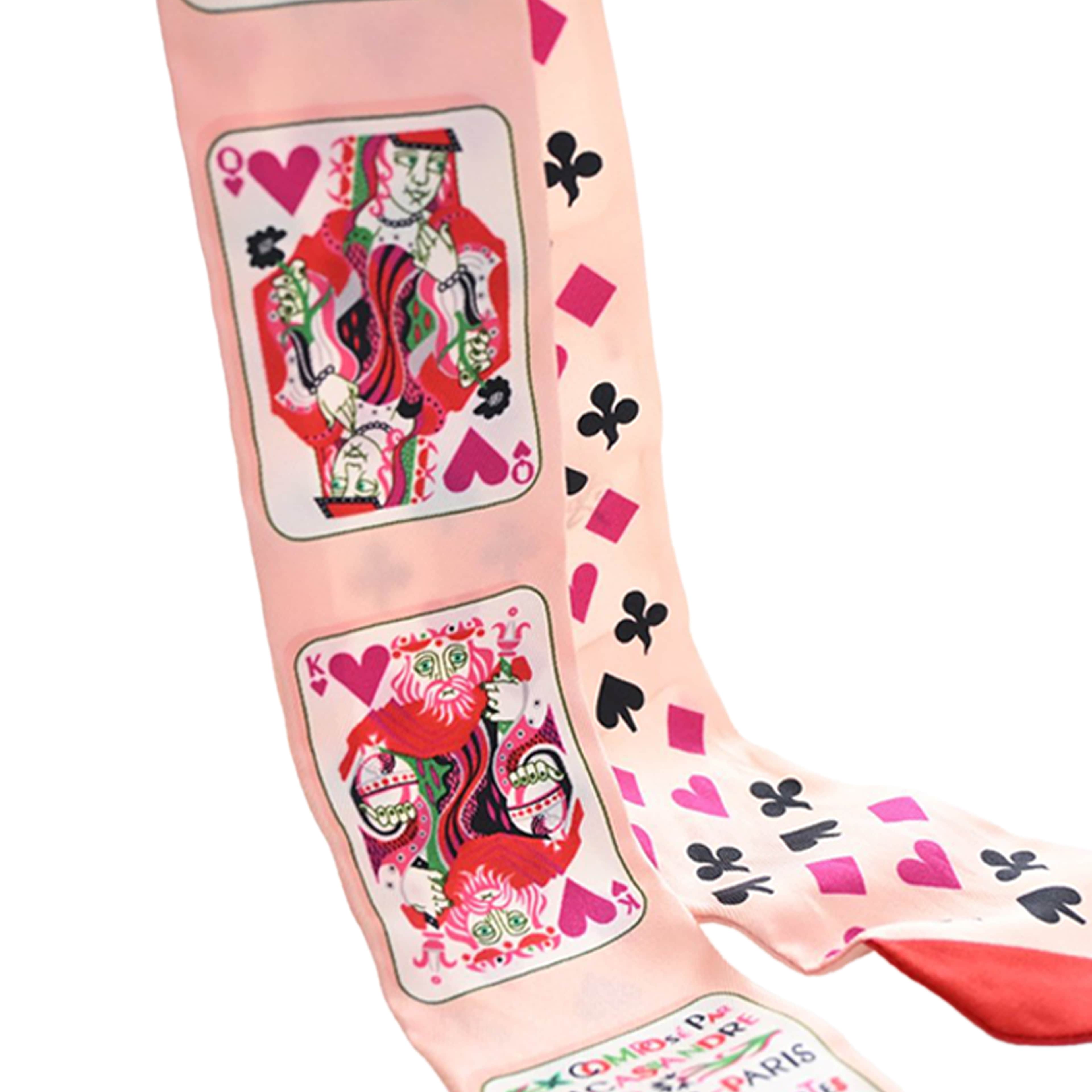 Hermès Jeu De Cartes Silk Twilly Scarf, från Luxclusif, i färgen light pink. Klicka för att öppna bilden i stort format