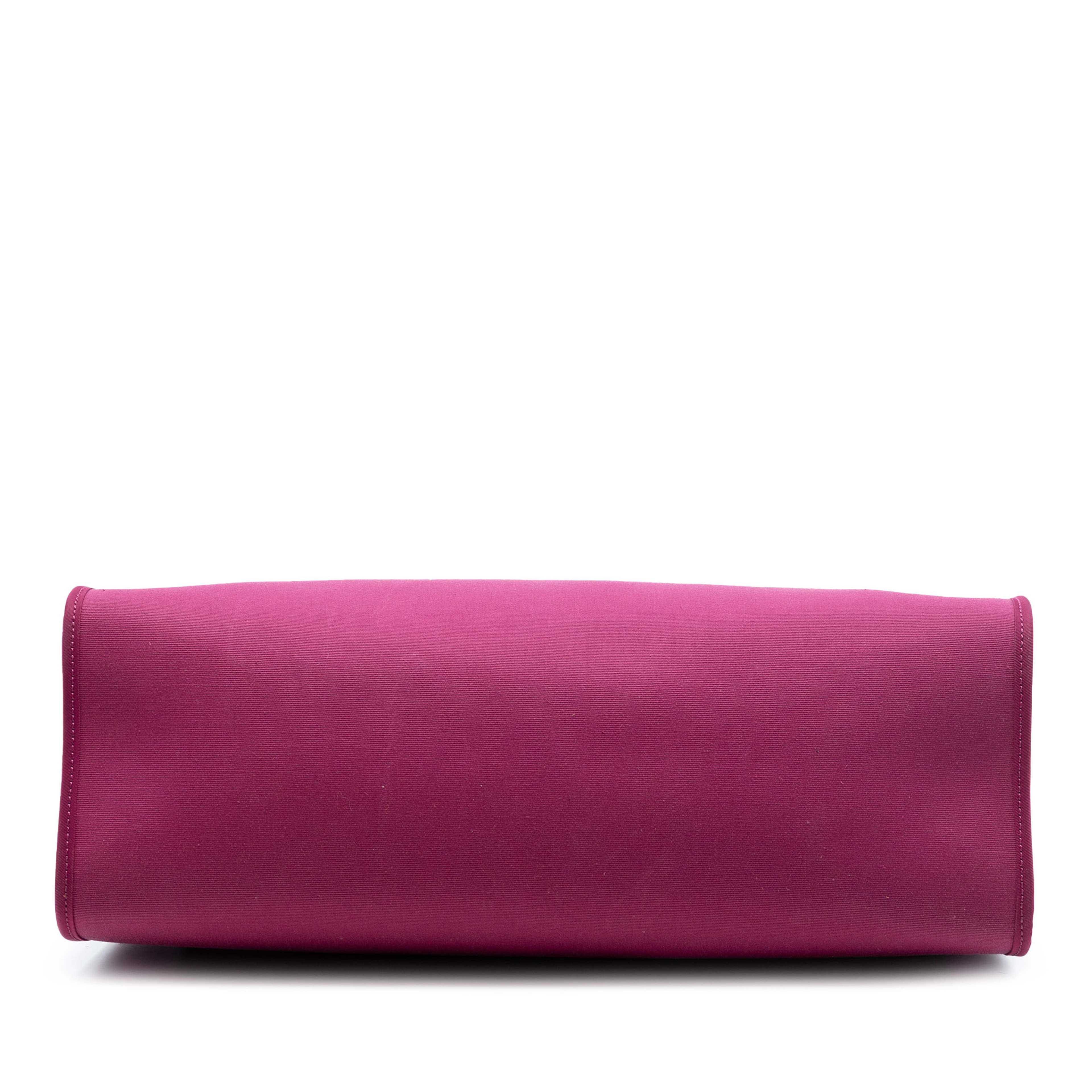 Hermès Toile Herbag Zip 39, från Luxclusif, i färgen pink. Klicka för att öppna bilden i stort format