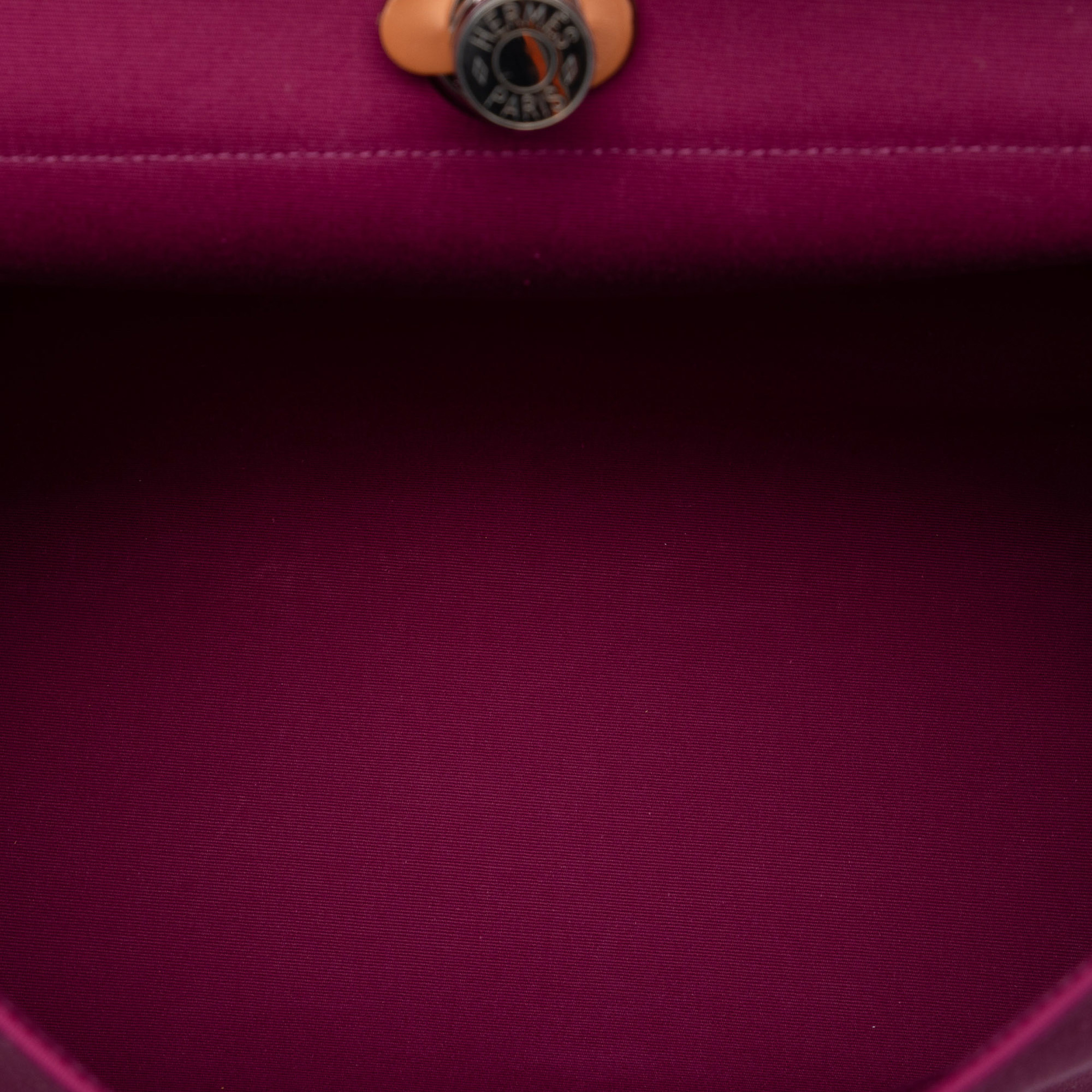 Hermès Toile Herbag Zip 39, från Luxclusif, i färgen pink. Klicka för att öppna bilden i stort format