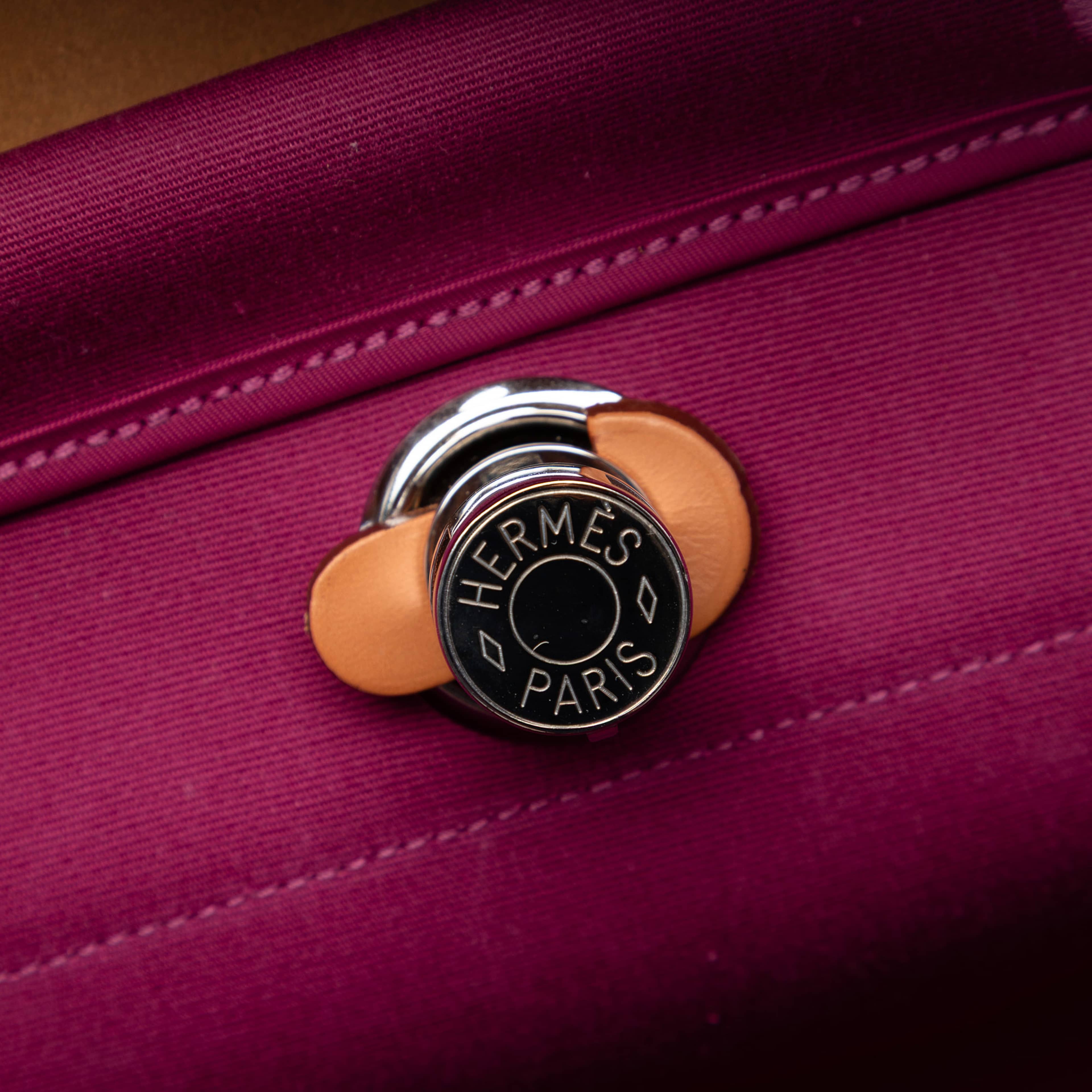 Hermès Toile Herbag Zip 39, från Luxclusif, i färgen pink. Klicka för att öppna bilden i stort format