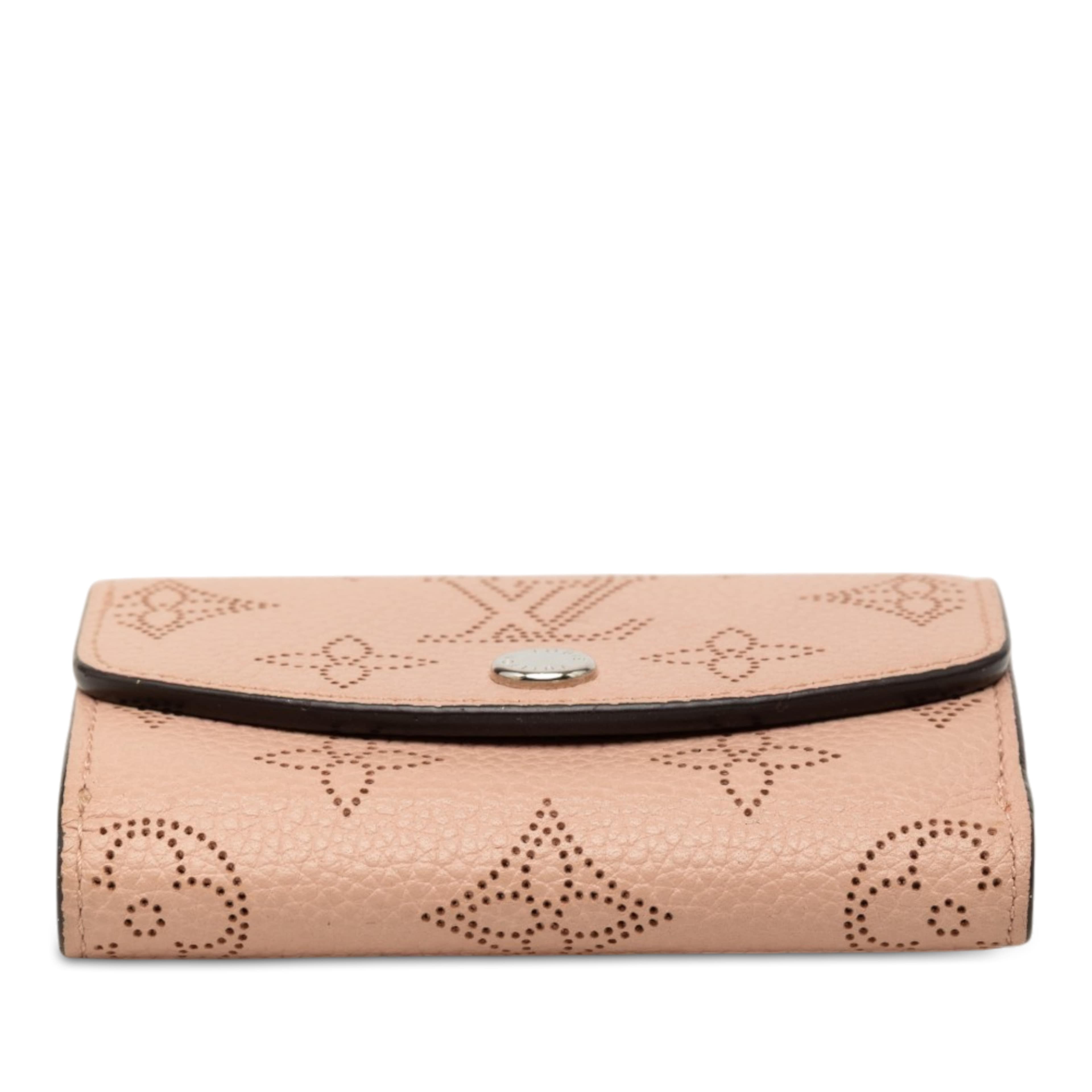 Louis Vuitton Monogram Mahina Iris Xs, från Luxclusif, i färgen rosa. Klicka för att öppna bilden i stort format