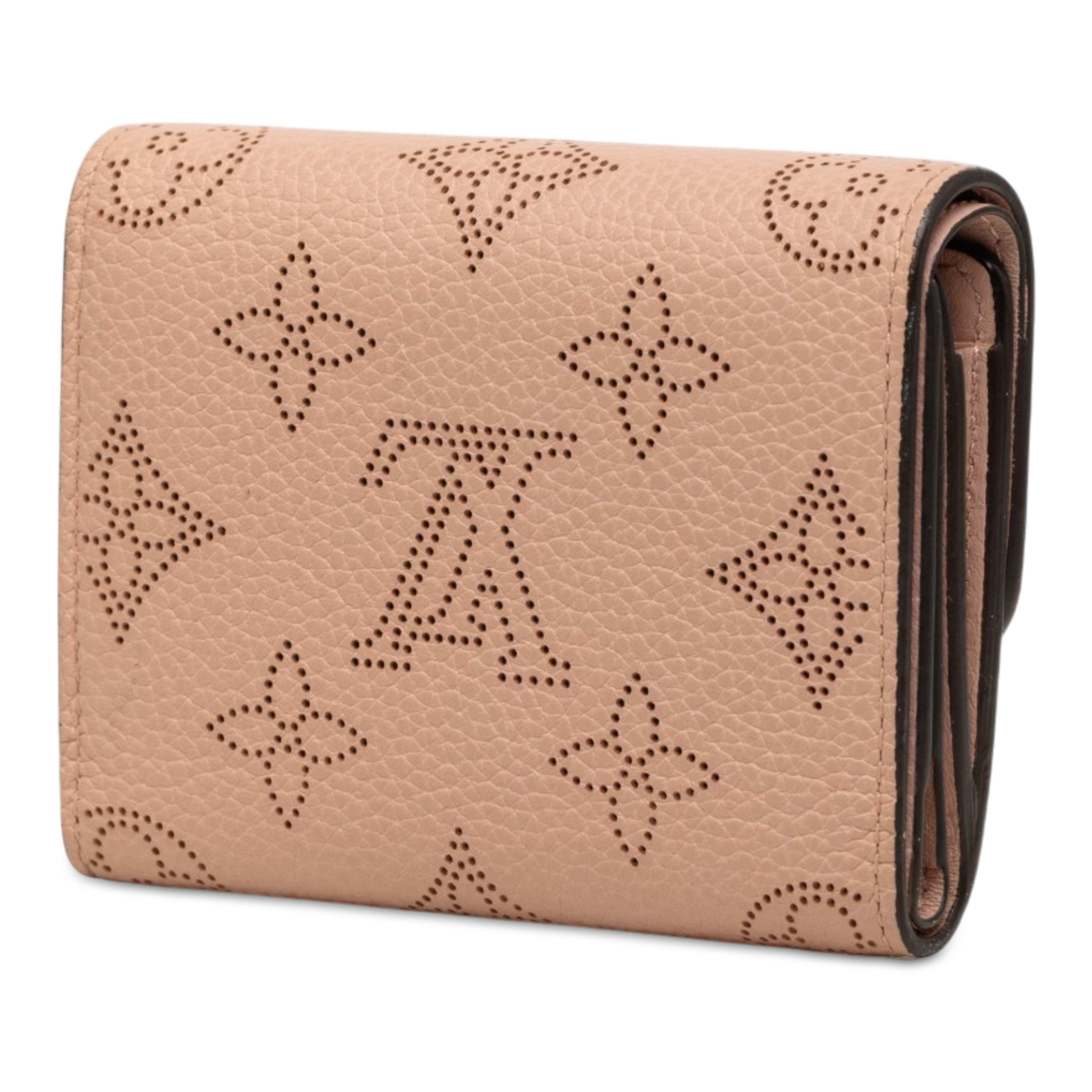 Louis Vuitton Monogram Mahina Iris Xs, från Luxclusif, i färgen rosa. Klicka för att öppna bilden i stort format