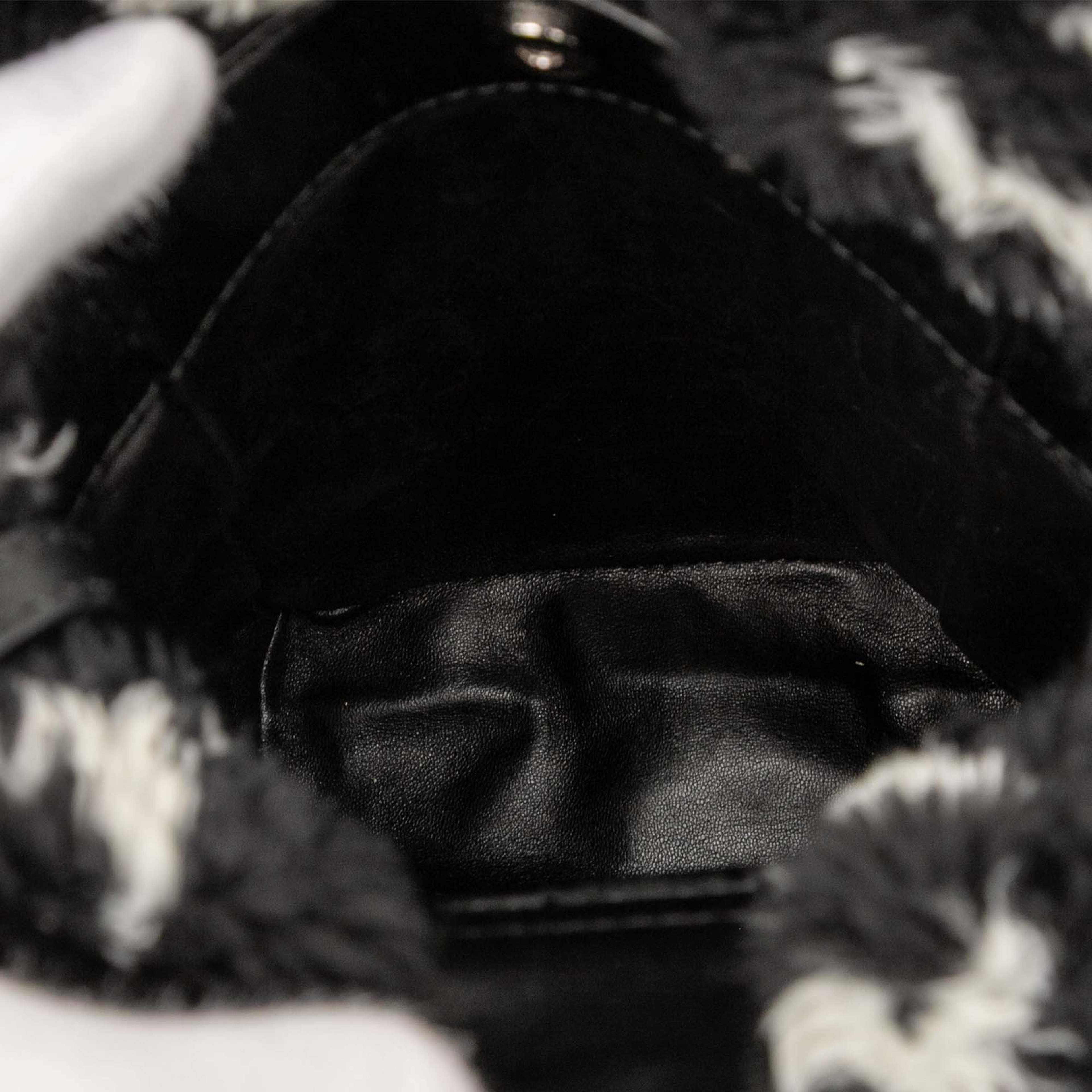 Balenciaga Faux Fur Logo Everyday Phone Holder, från Luxclusif, i färgen black. Klicka för att öppna bilden i stort format