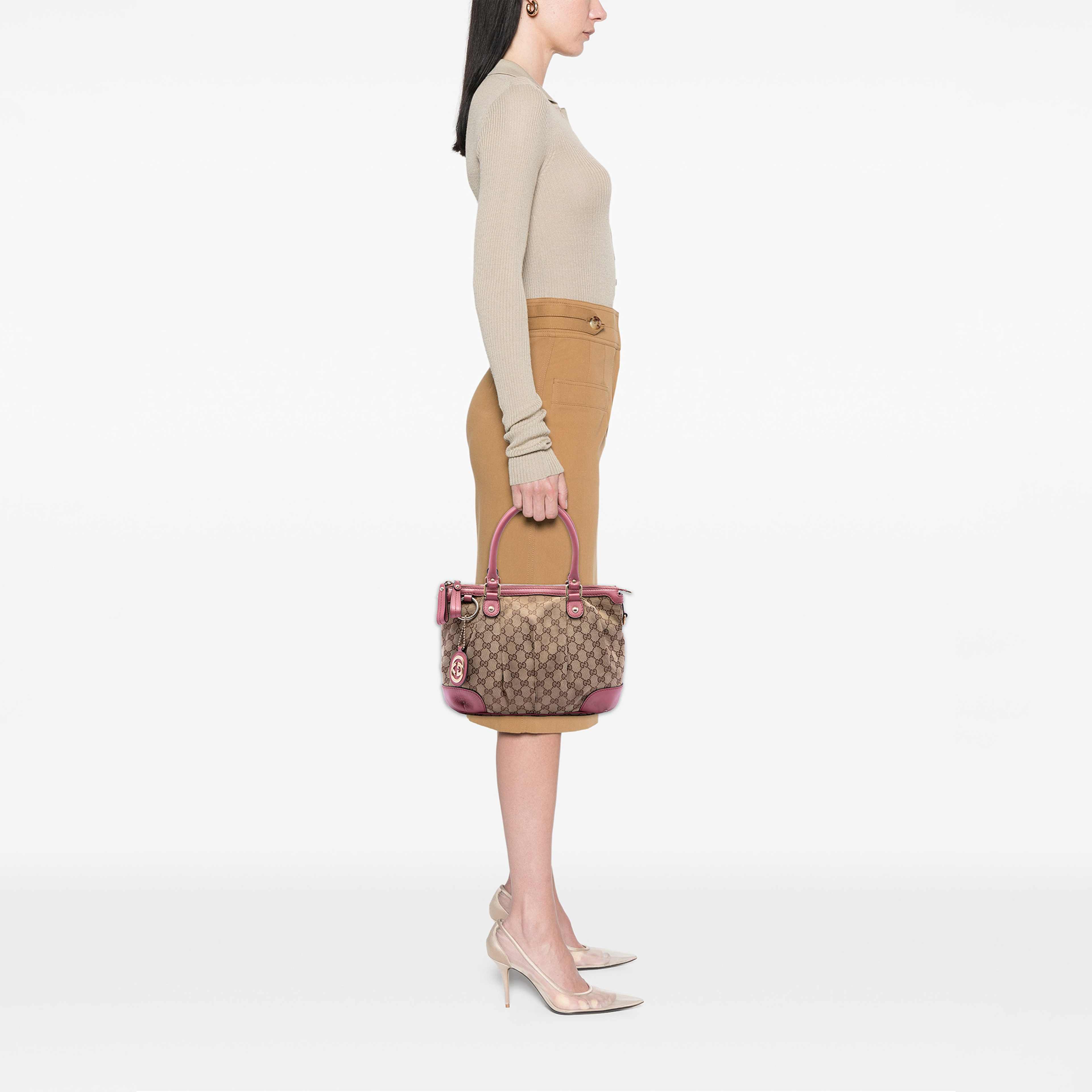 Gucci Gg Canvas Sukey Satchel, från Luxclusif, i färgen beige. Klicka för att öppna bilden i stort format