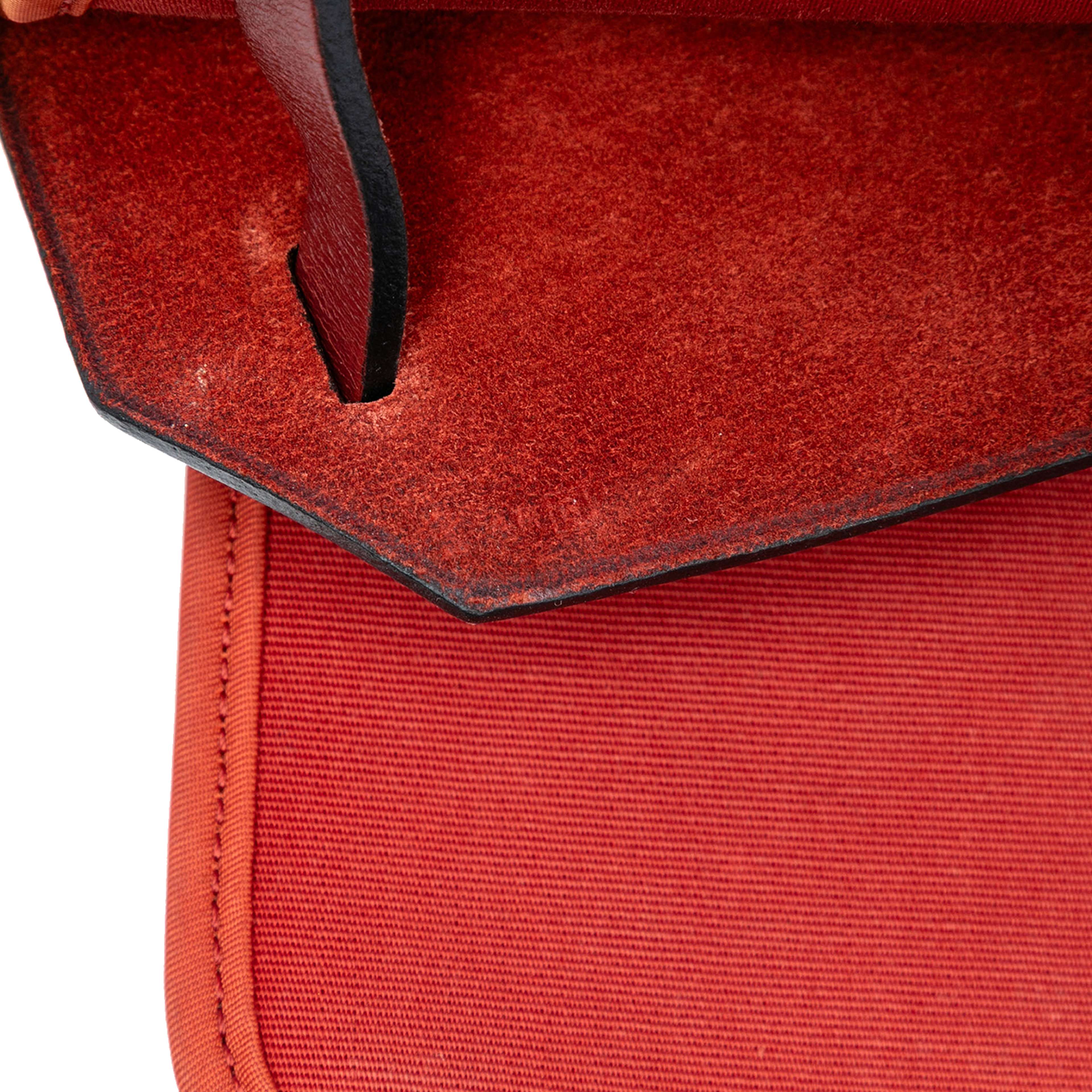 Hermès Toile Herbag Zip 31, från Luxclusif, i färgen red orange. Klicka för att öppna bilden i stort format