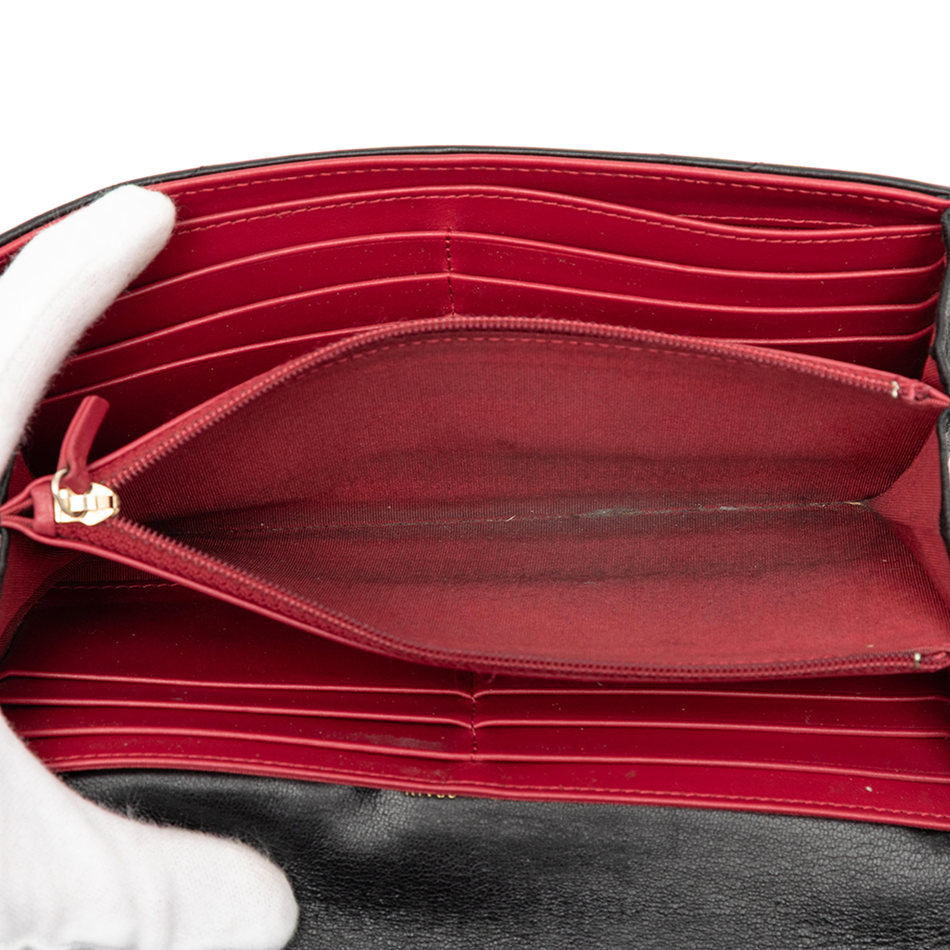 Chanel Quilted Lambskin 19 Flap Wallet, från Luxclusif, i färgen black. Klicka för att öppna bilden i stort format