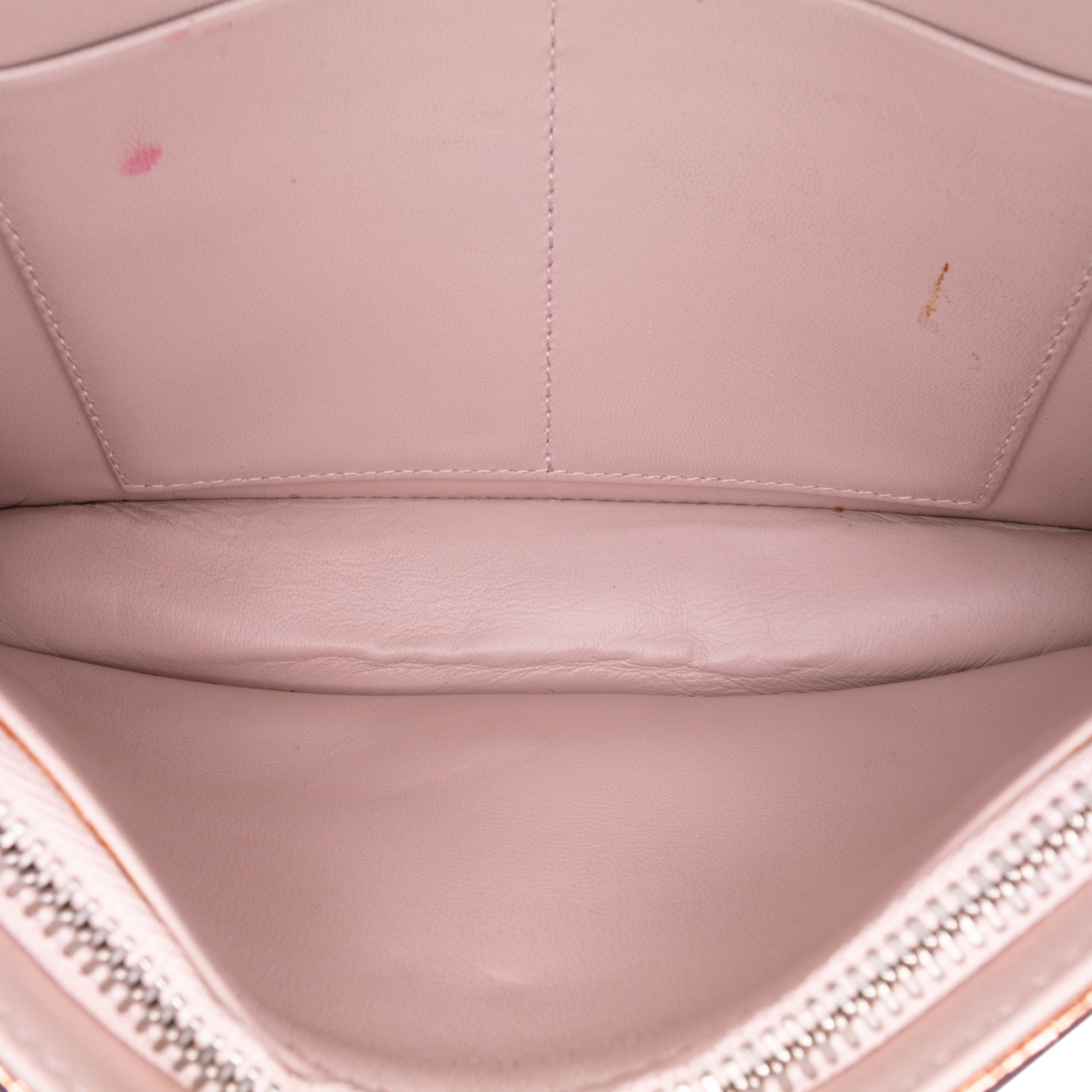 Dior Metallic Ceramic Effect Deerskin Diorama Wallet On Chain, från Luxclusif, i färgen gold. Klicka för att öppna bilden i stort format