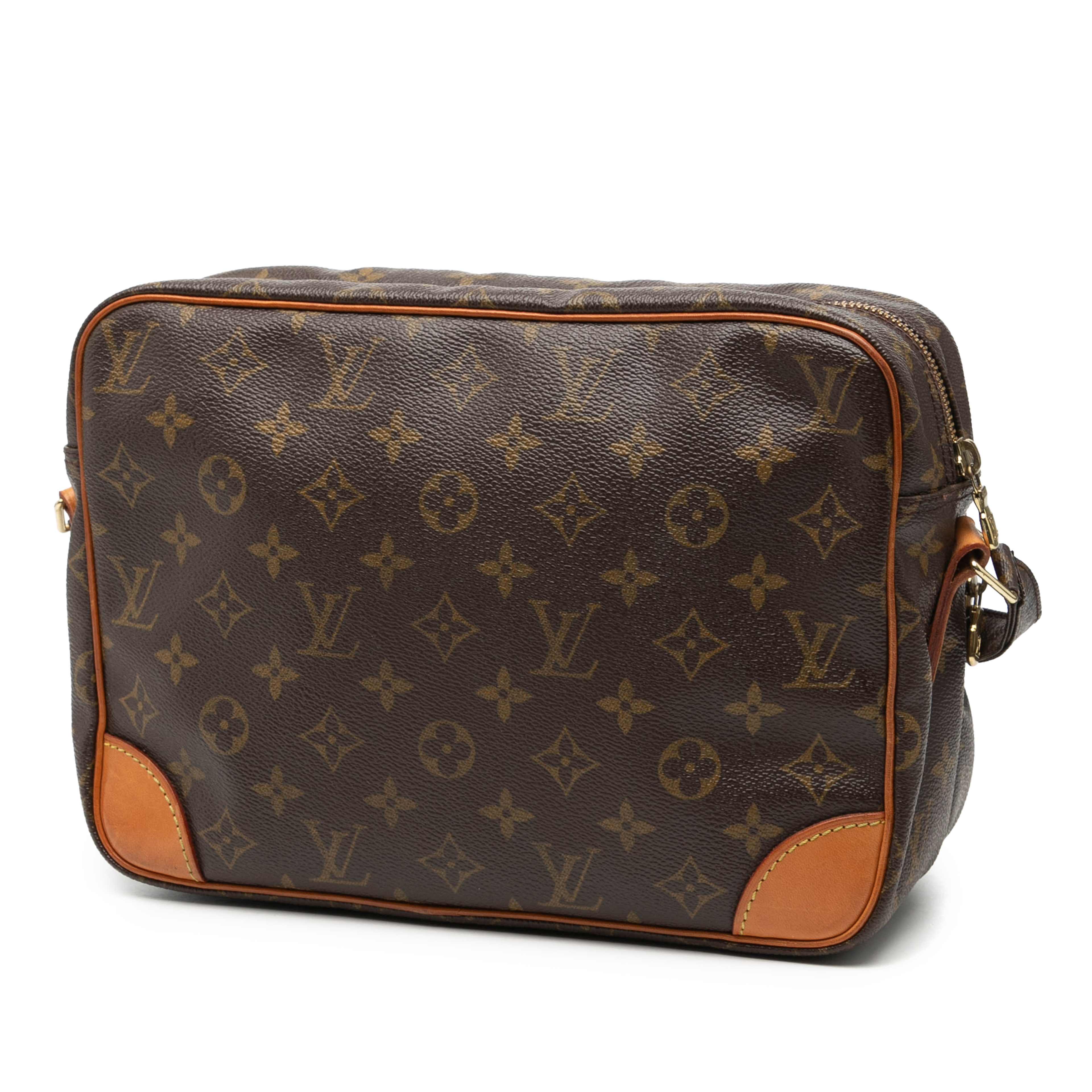 Louis Vuitton Monogram Nil Crossbody, från Luxclusif, i färgen brown. Klicka för att öppna bilden i stort format