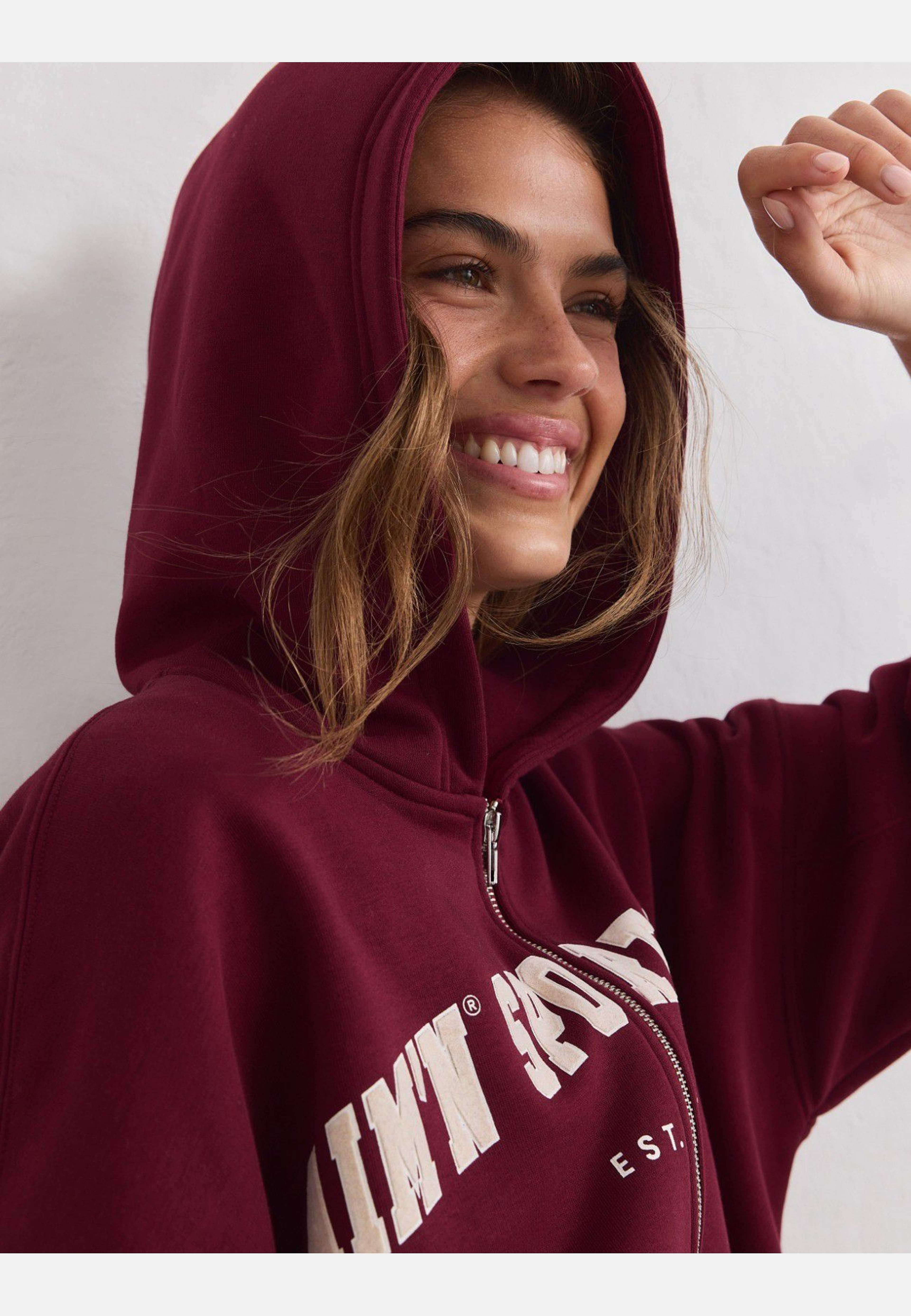 Varsity Sweat Zip Hood, från aim'n, i färgen merlot. Klicka för att öppna bilden i stort format