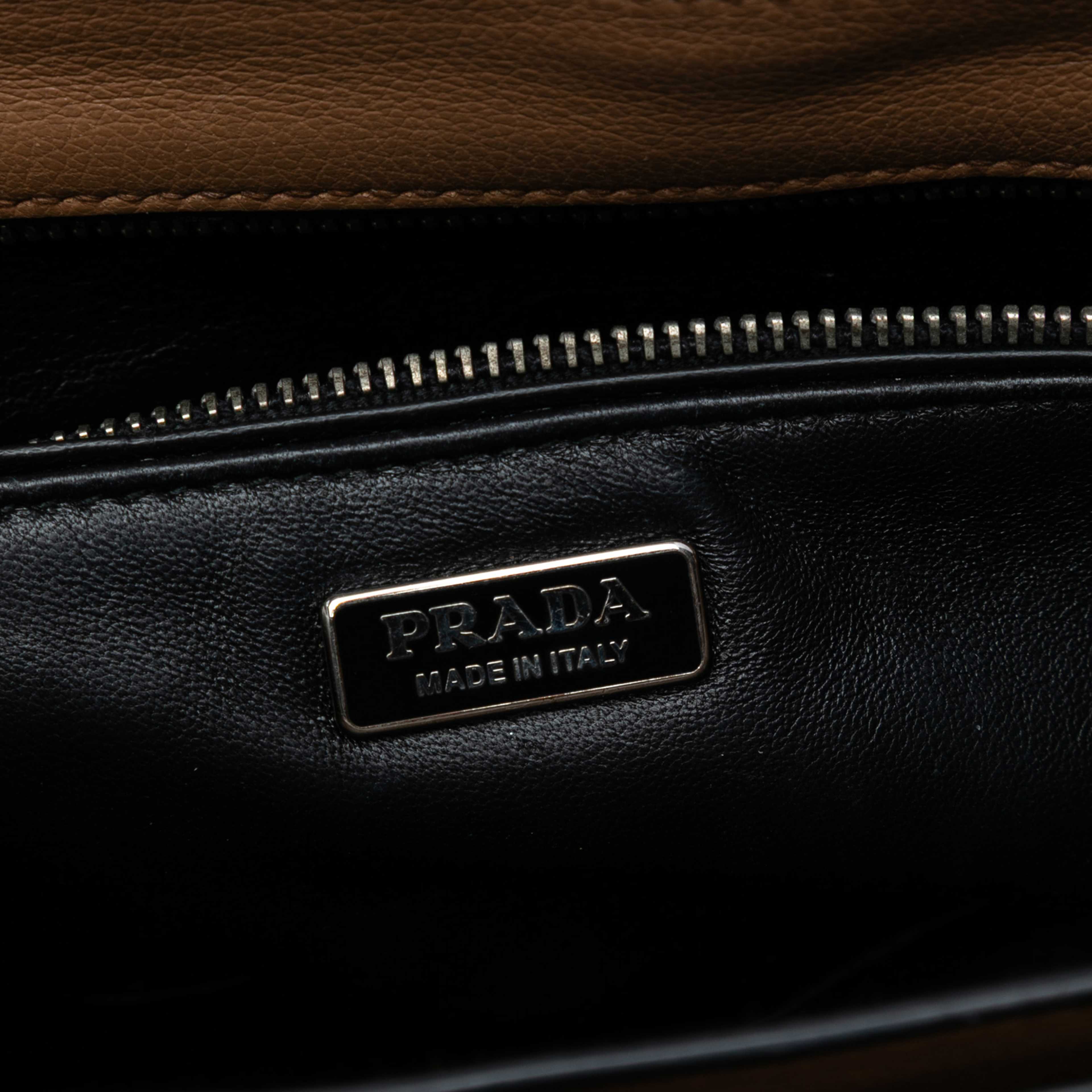 Prada Glace Calf Arcade Crossbody, från Luxclusif, i färgen brown. Klicka för att öppna bilden i stort format