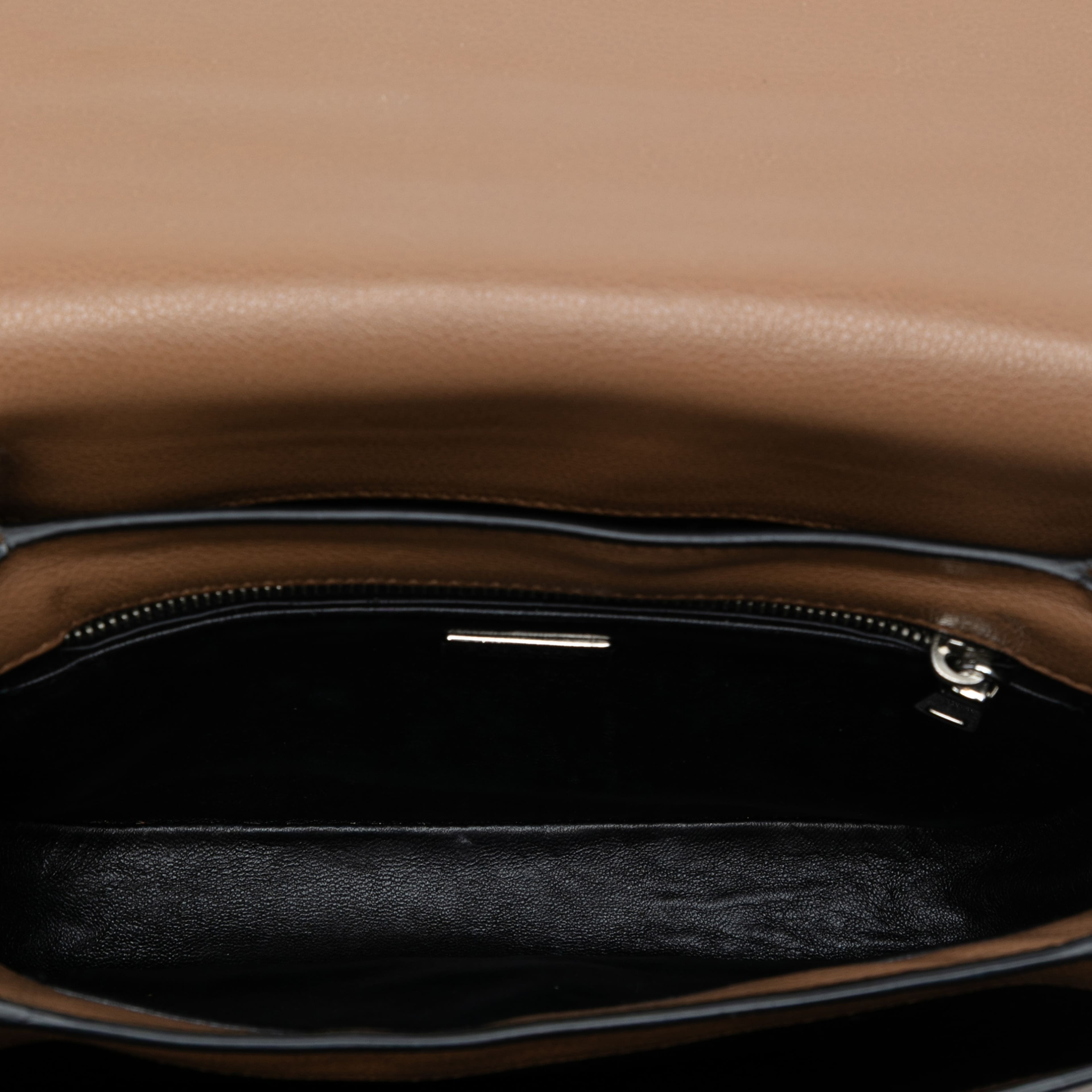 Prada Glace Calf Arcade Crossbody, från Luxclusif, i färgen brown. Klicka för att öppna bilden i stort format