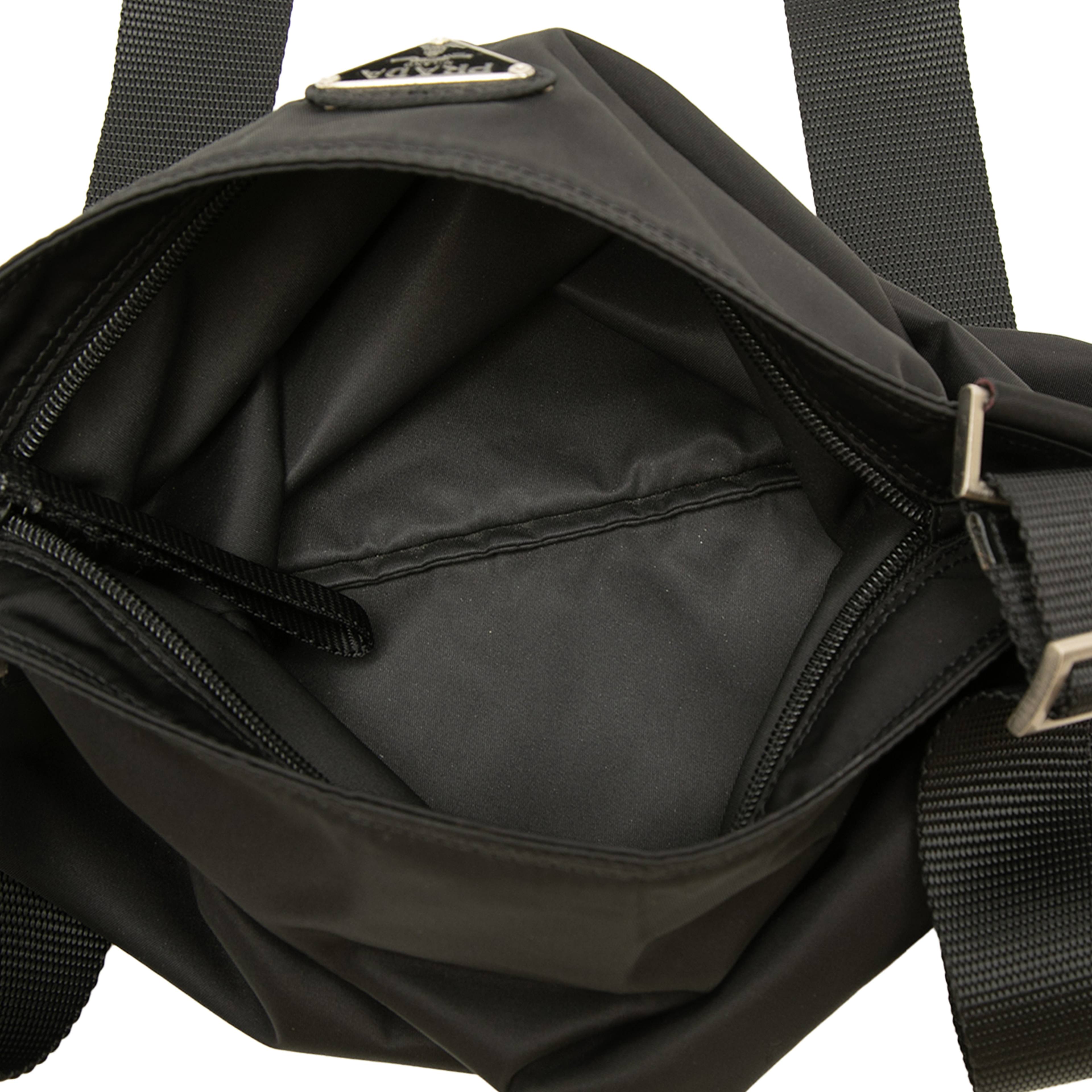 Prada Tessuto Zip Top Crossbody, från Luxclusif, i färgen svart. Klicka för att öppna bilden i stort format