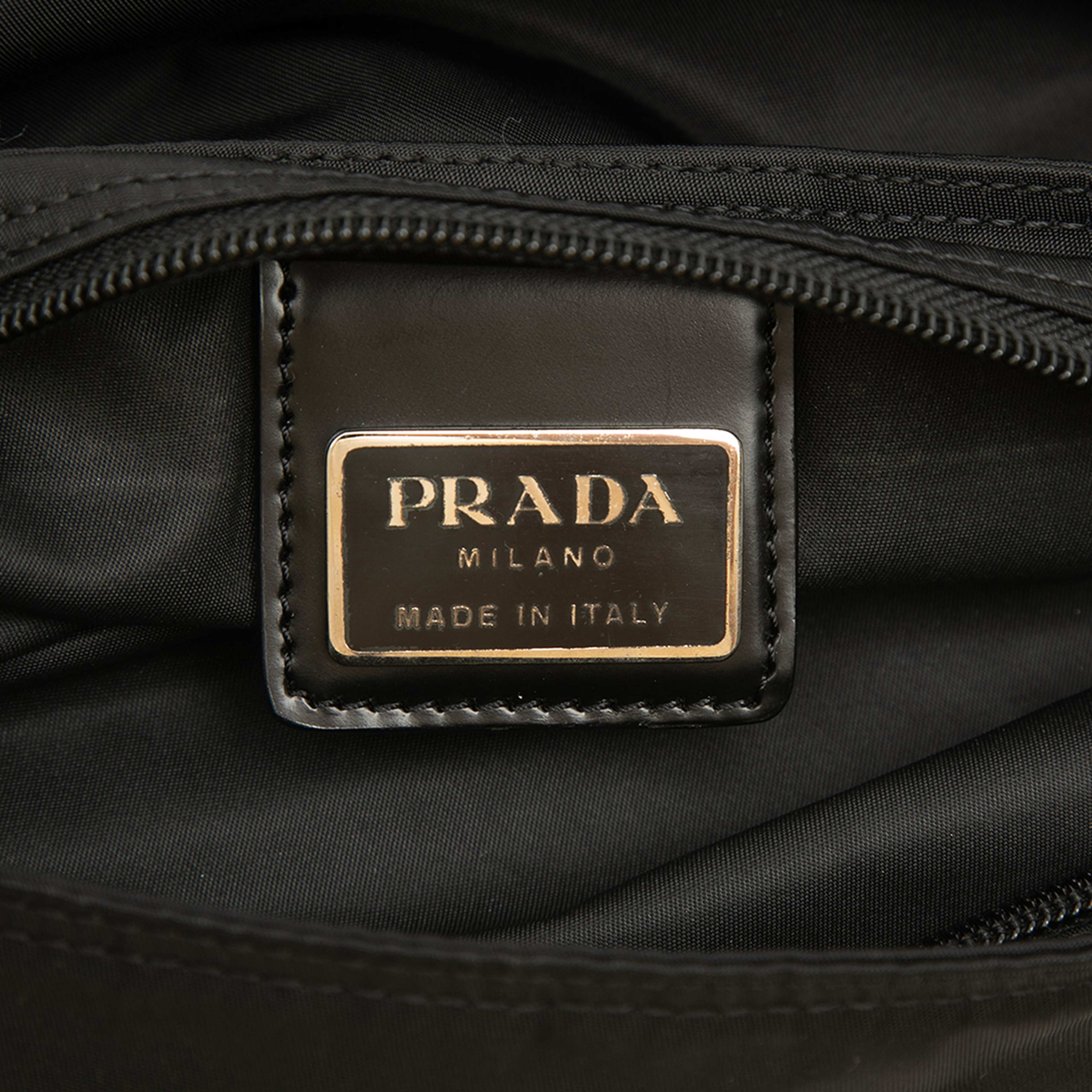 Prada Tessuto Zip Top Crossbody, från Luxclusif, i färgen svart. Klicka för att öppna bilden i stort format
