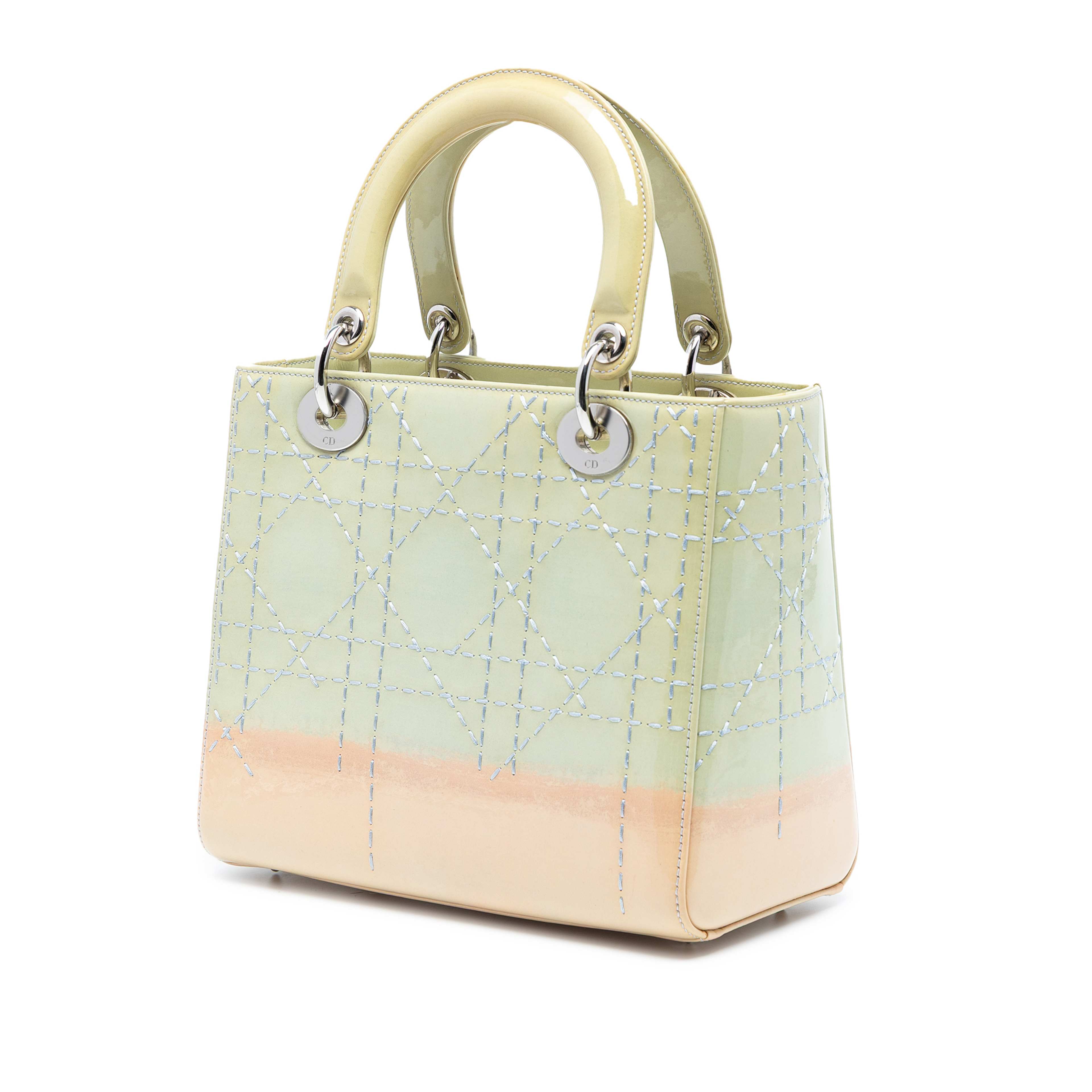 Dior Medium Ombre Patent Cannage Lady Dior, från Luxclusif, i färgen light green. Klicka för att öppna bilden i stort format