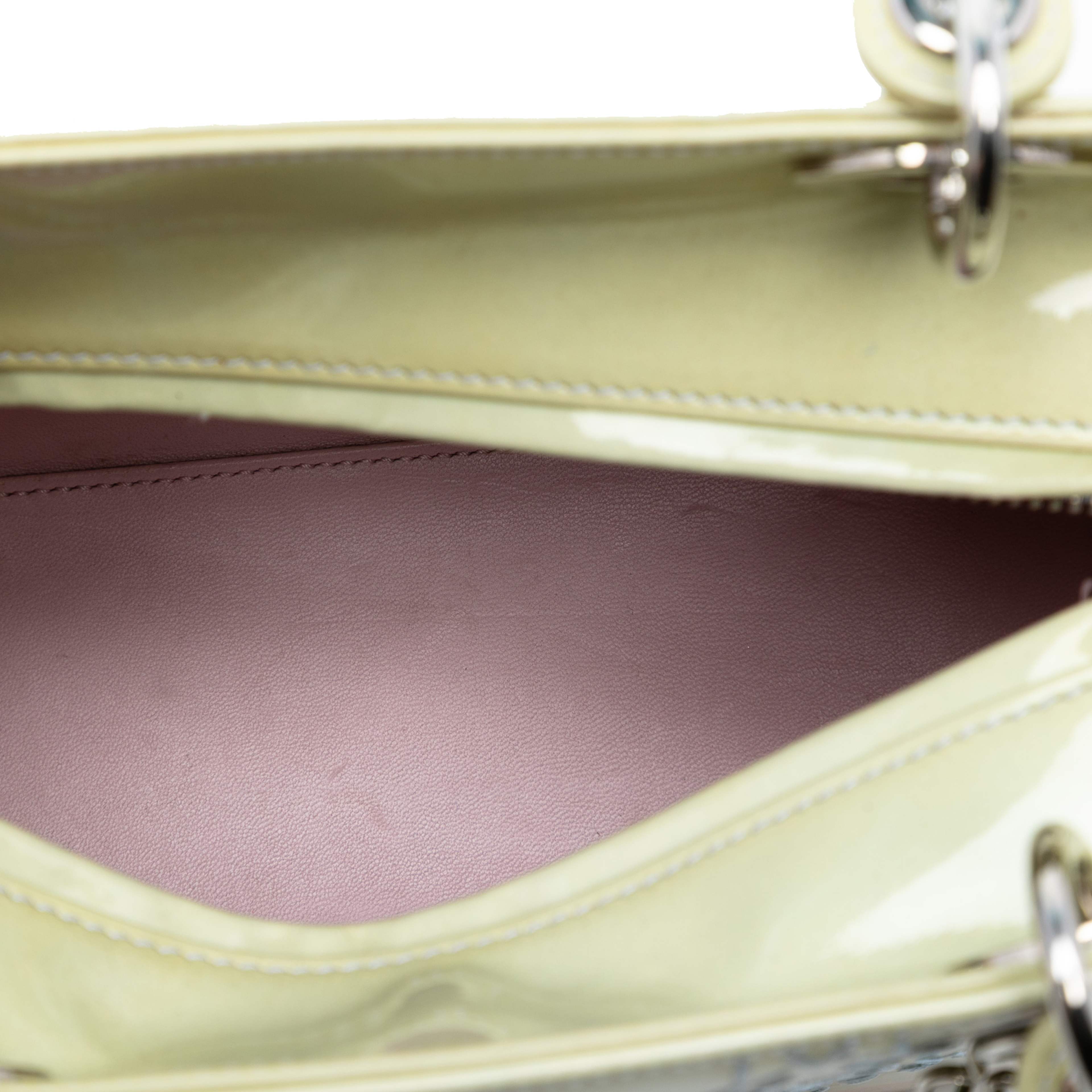 Dior Medium Ombre Patent Cannage Lady Dior, från Luxclusif, i färgen light green. Klicka för att öppna bilden i stort format