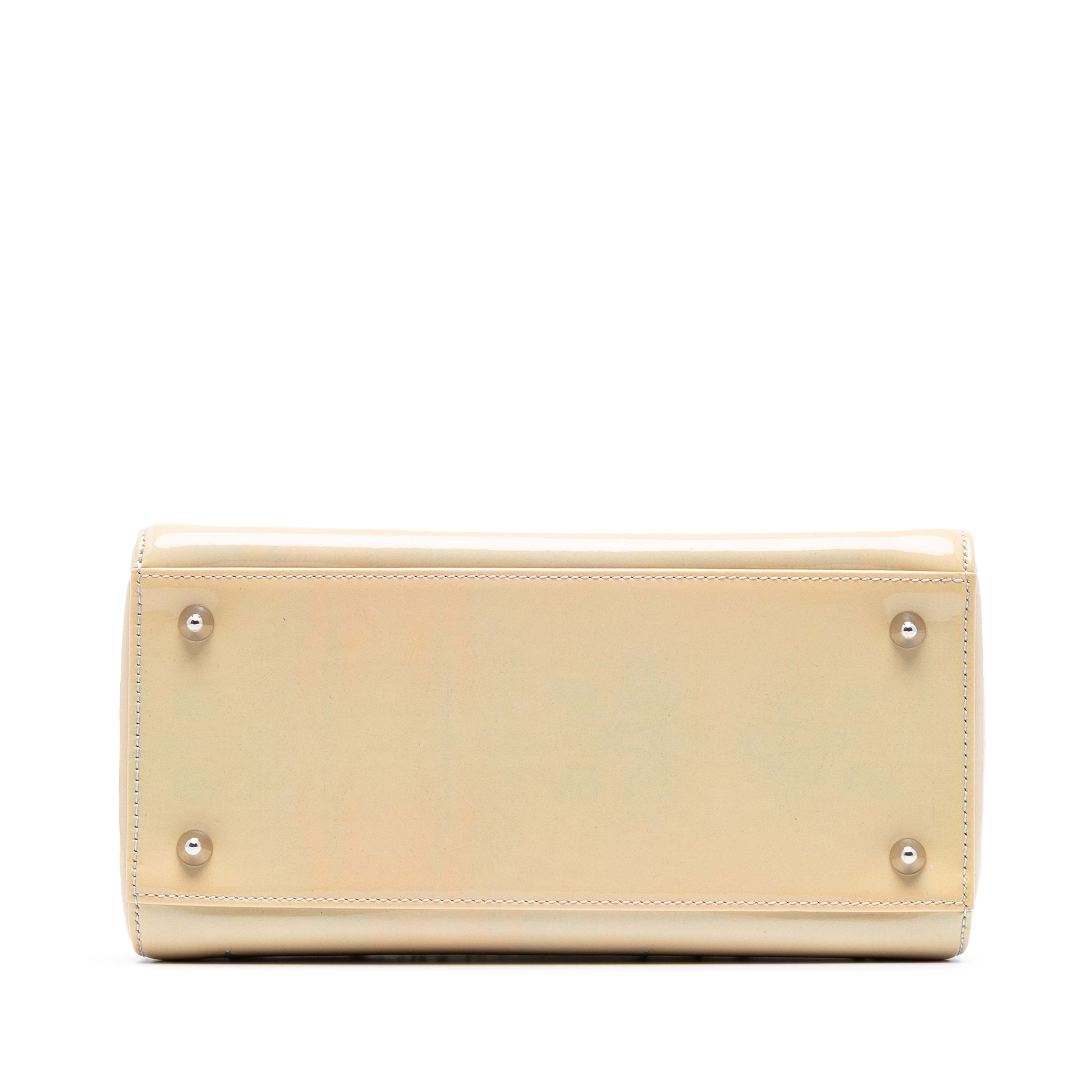 Dior Medium Ombre Patent Cannage Lady Dior, från Luxclusif, i färgen light green. Klicka för att öppna bilden i stort format