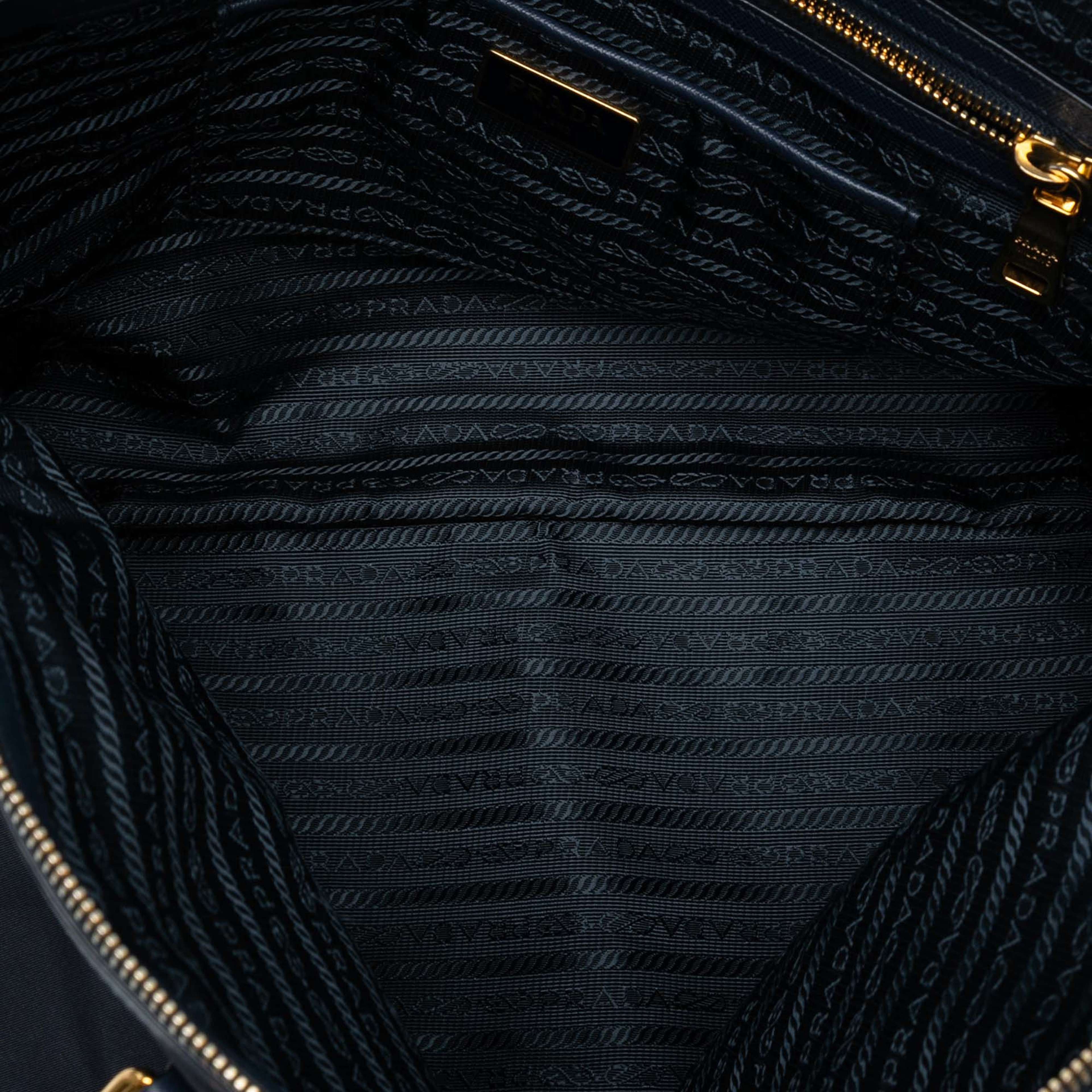 Prada Saffiano Trimmed Tessuto Zip Top Convertible Tote, från Luxclusif, i färgen navy. Klicka för att öppna bilden i stort format