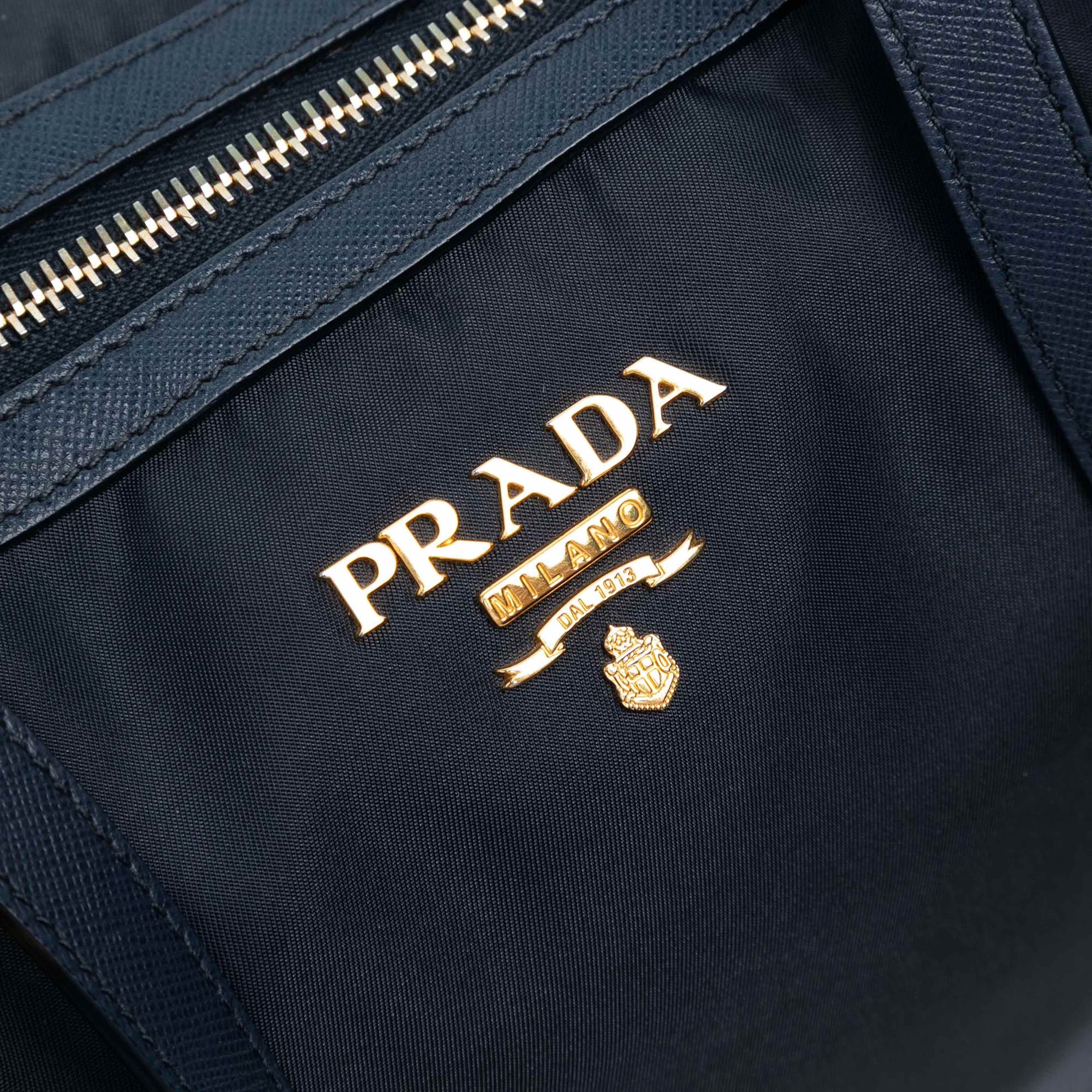 Prada Saffiano Trimmed Tessuto Zip Top Convertible Tote, från Luxclusif, i färgen navy. Klicka för att öppna bilden i stort format