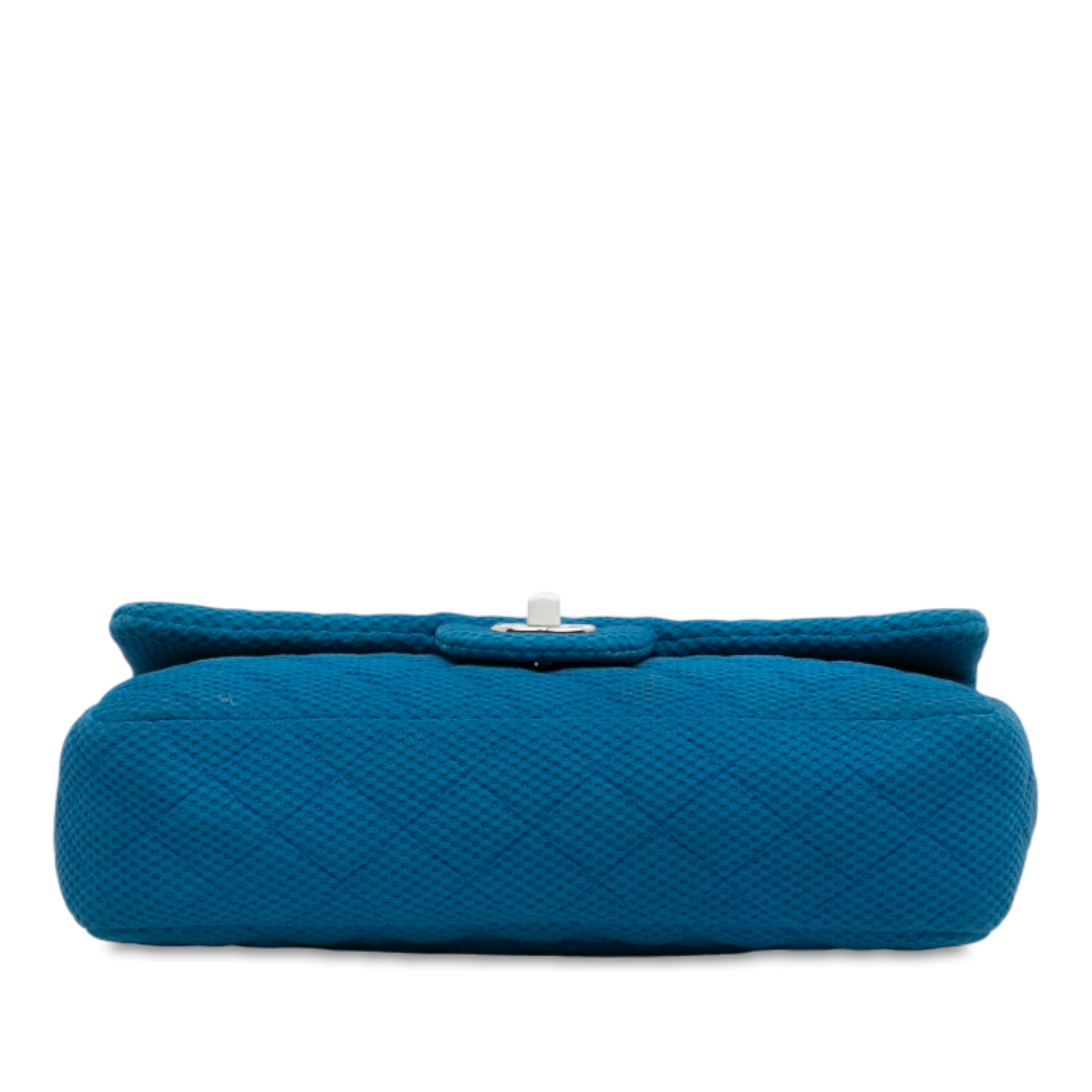 Chanel Medium Quilted Perforated Jersey Single Flap, från Luxclusif, i färgen blå. Klicka för att öppna bilden i stort format