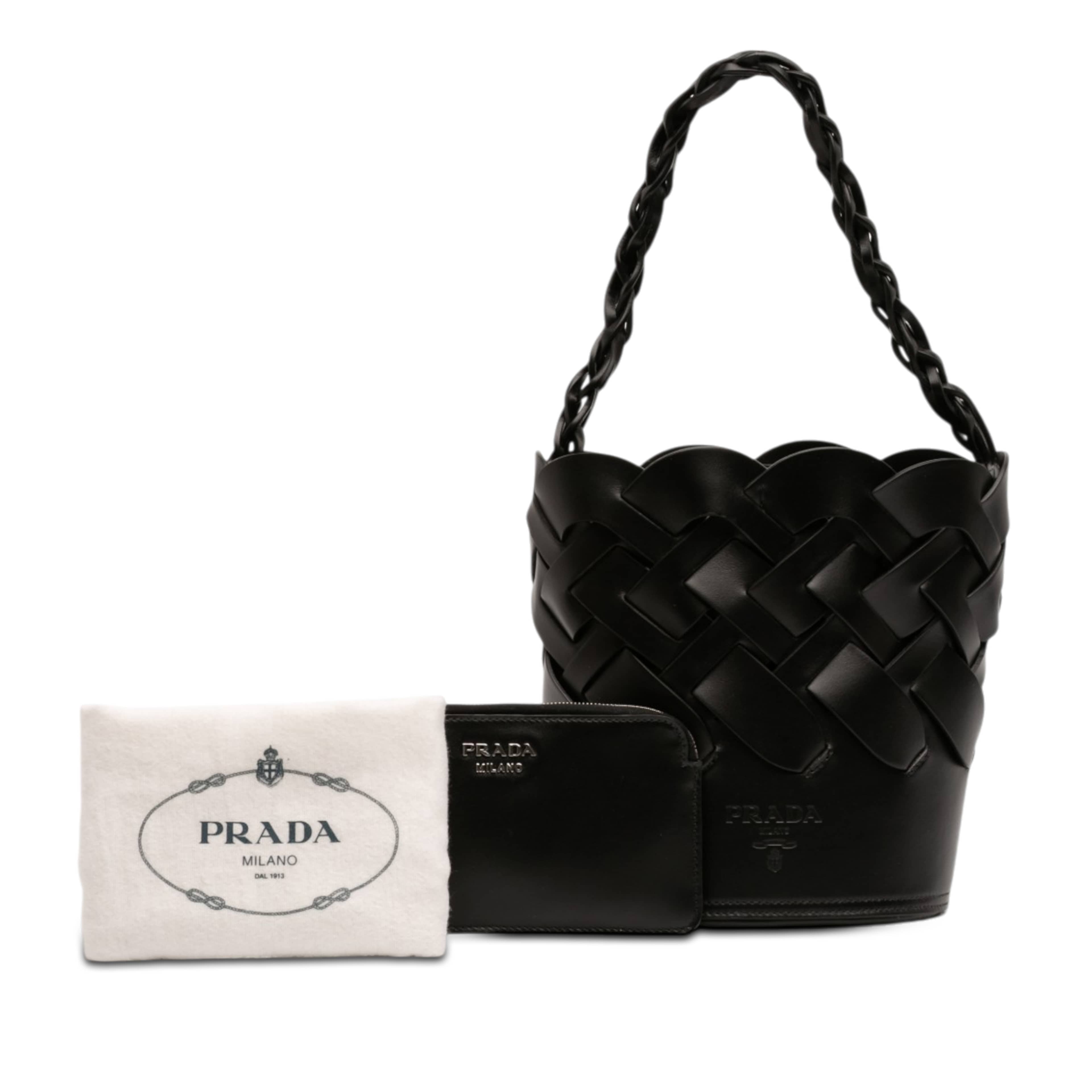 Prada Vitello Intreccio Tress Bucket Bag, från Luxclusif, i färgen svart. Klicka för att öppna bilden i stort format