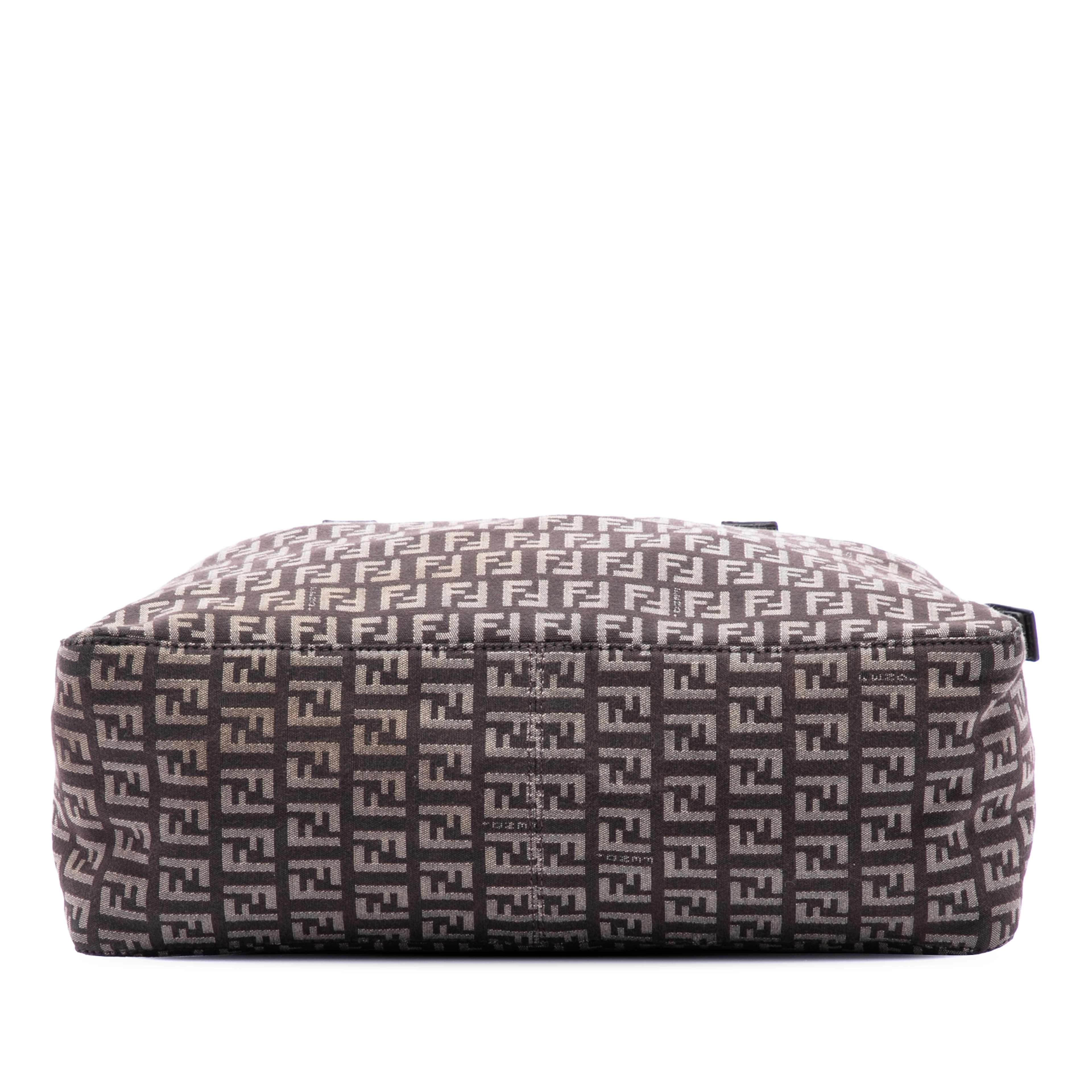 Fendi Zucchino Canvas Tote, från Luxclusif, i färgen dark brown. Klicka för att öppna bilden i stort format