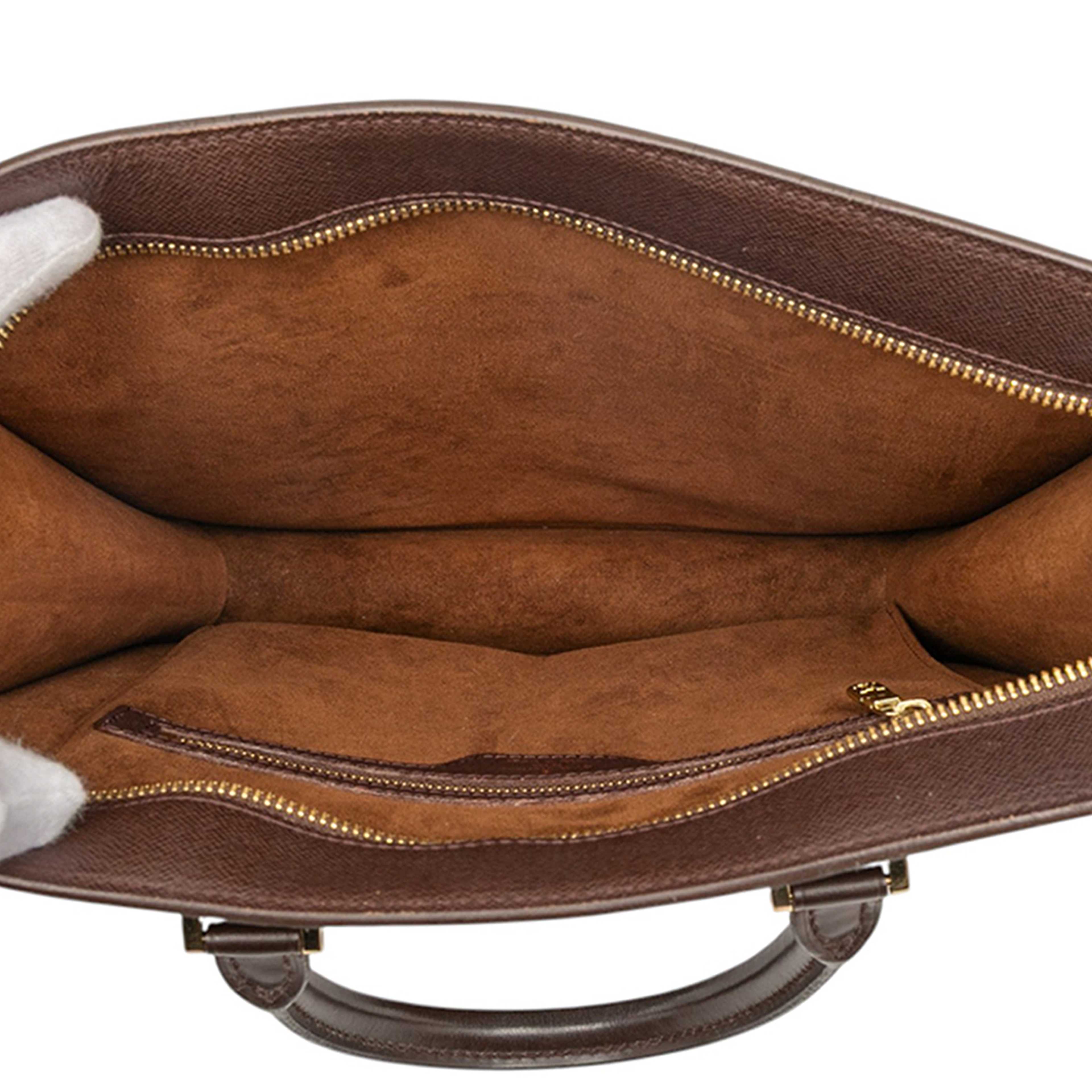 Louis Vuitton Damier Ebene Venice Sac Plat, från Luxclusif, i färgen brown. Klicka för att öppna bilden i stort format