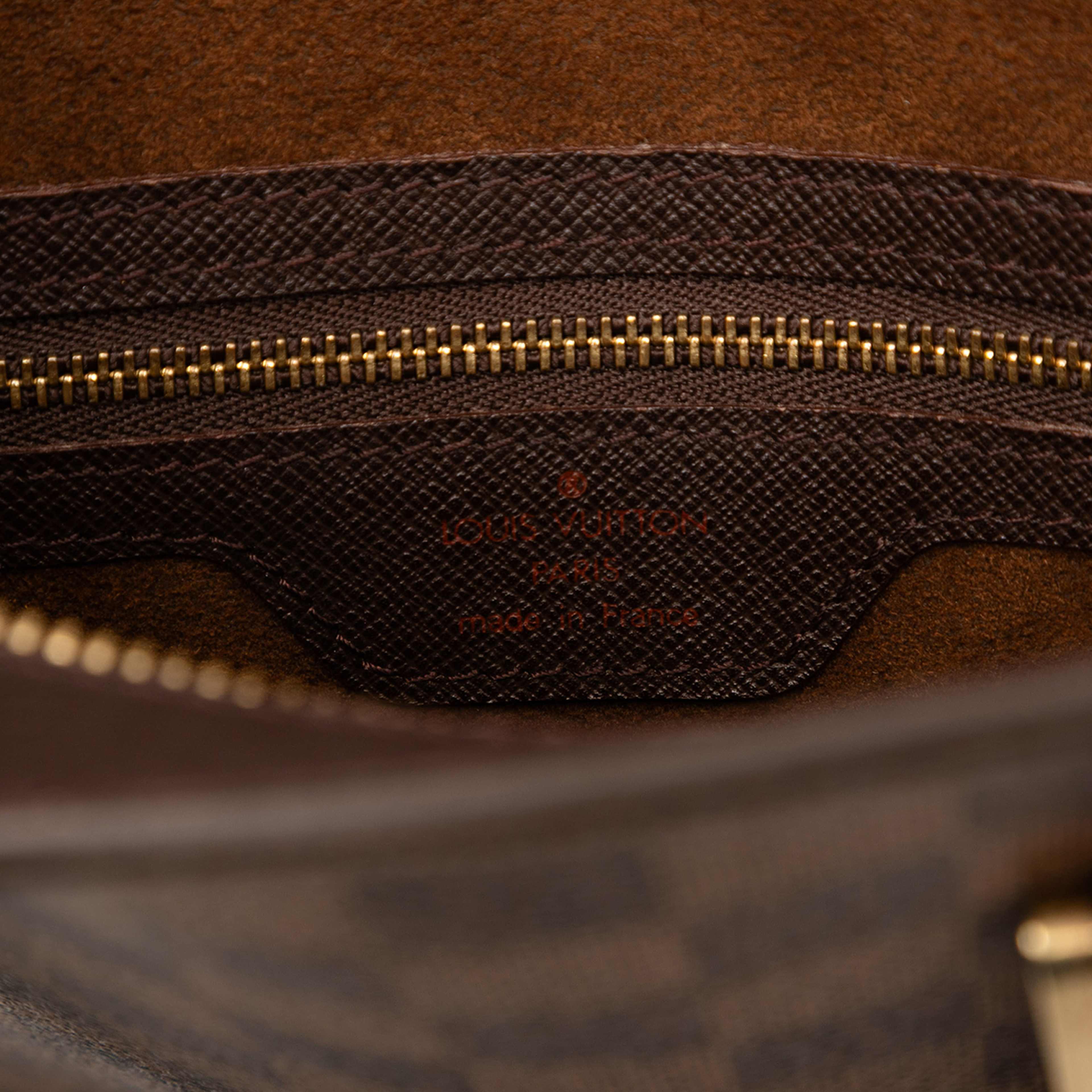 Louis Vuitton Damier Ebene Venice Sac Plat, från Luxclusif, i färgen brown. Klicka för att öppna bilden i stort format