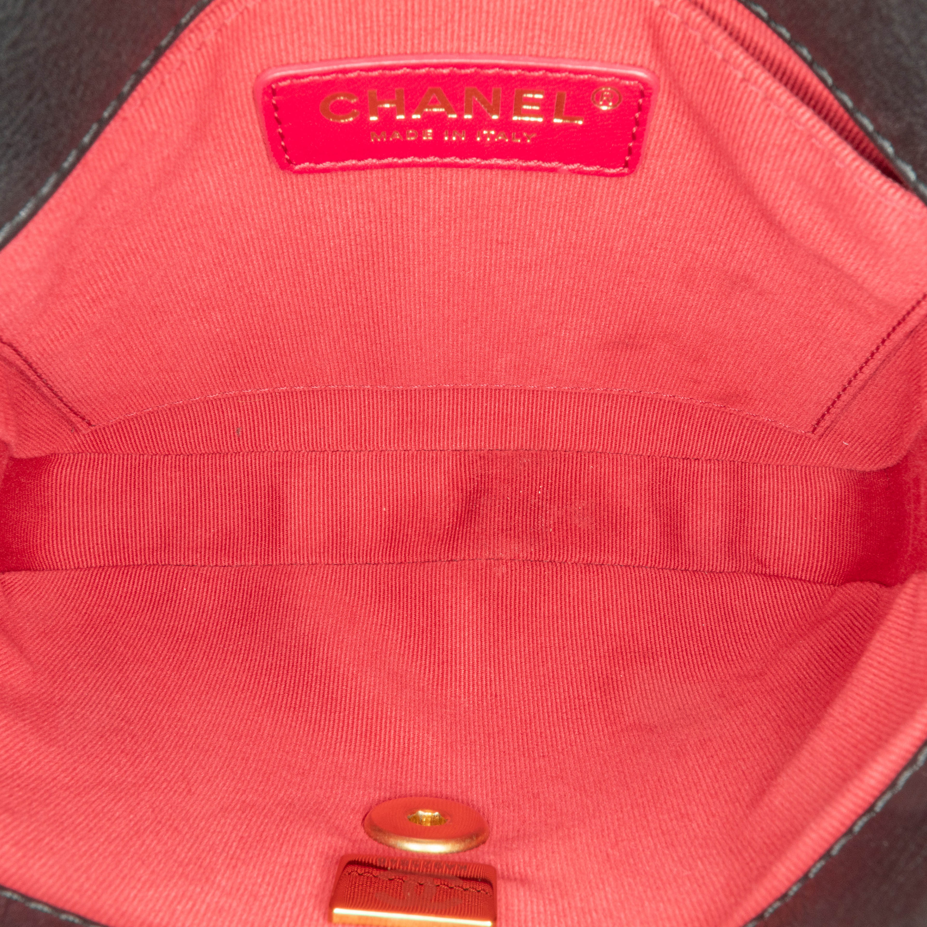 Chanel Small Quilted Calfskin Framing Chain Flap, från Luxclusif, i färgen black. Klicka för att öppna bilden i stort format